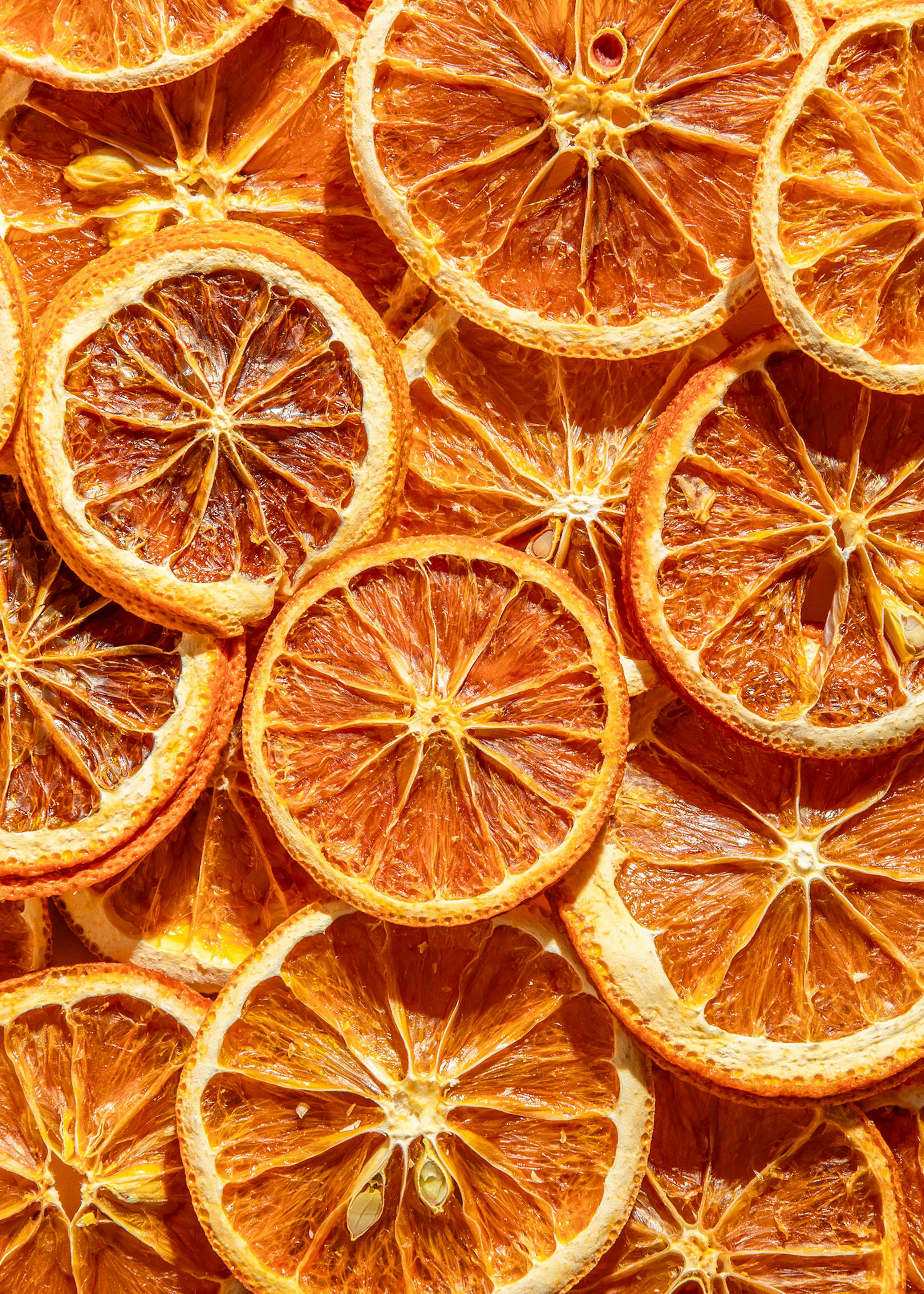 Decorazioni con arance essiccate e cannella: il tutorial facile