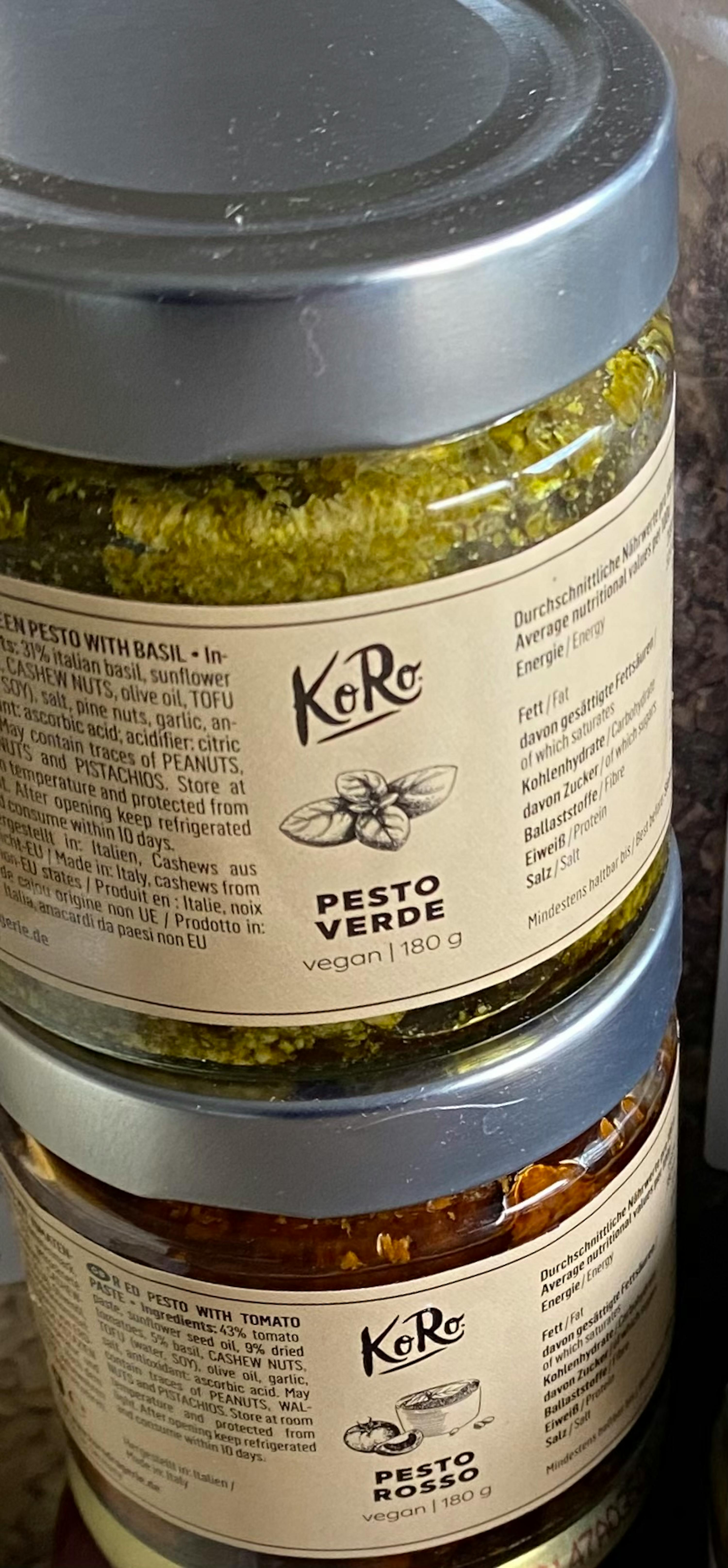 zwei Gläser mit pesto verde stehen nebeneinander