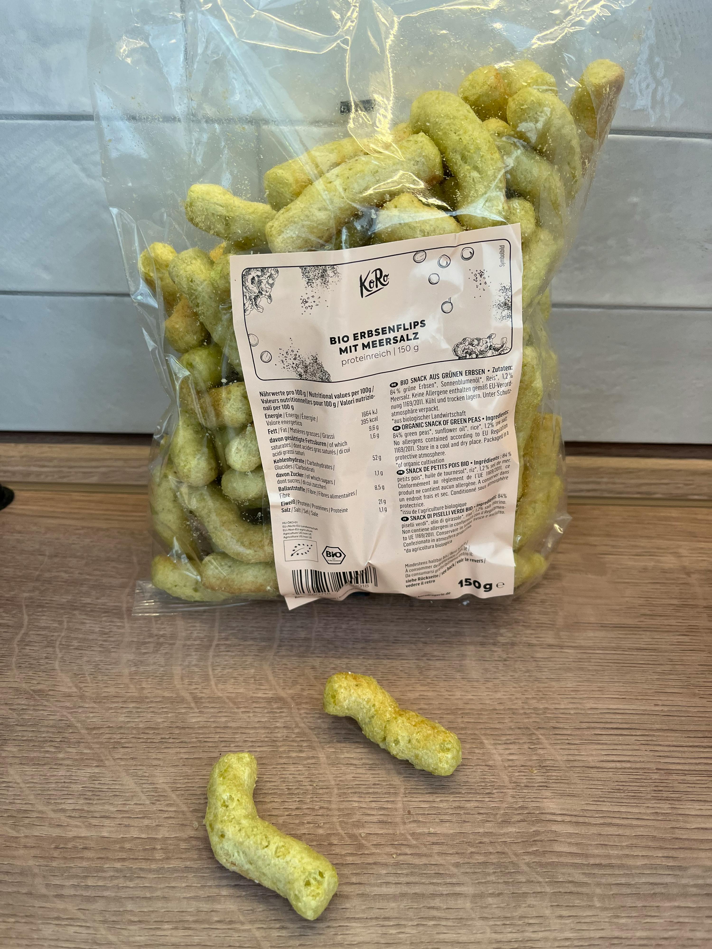 Eine Tüte Kartoffelpuffer liegt auf einem Holztisch