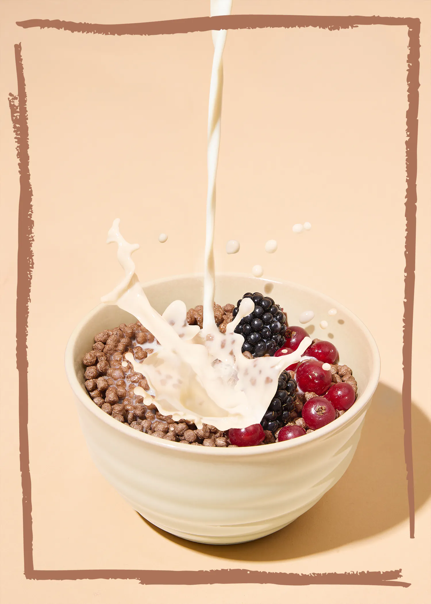 il latte viene versato in una ciotola di cereali con bacche