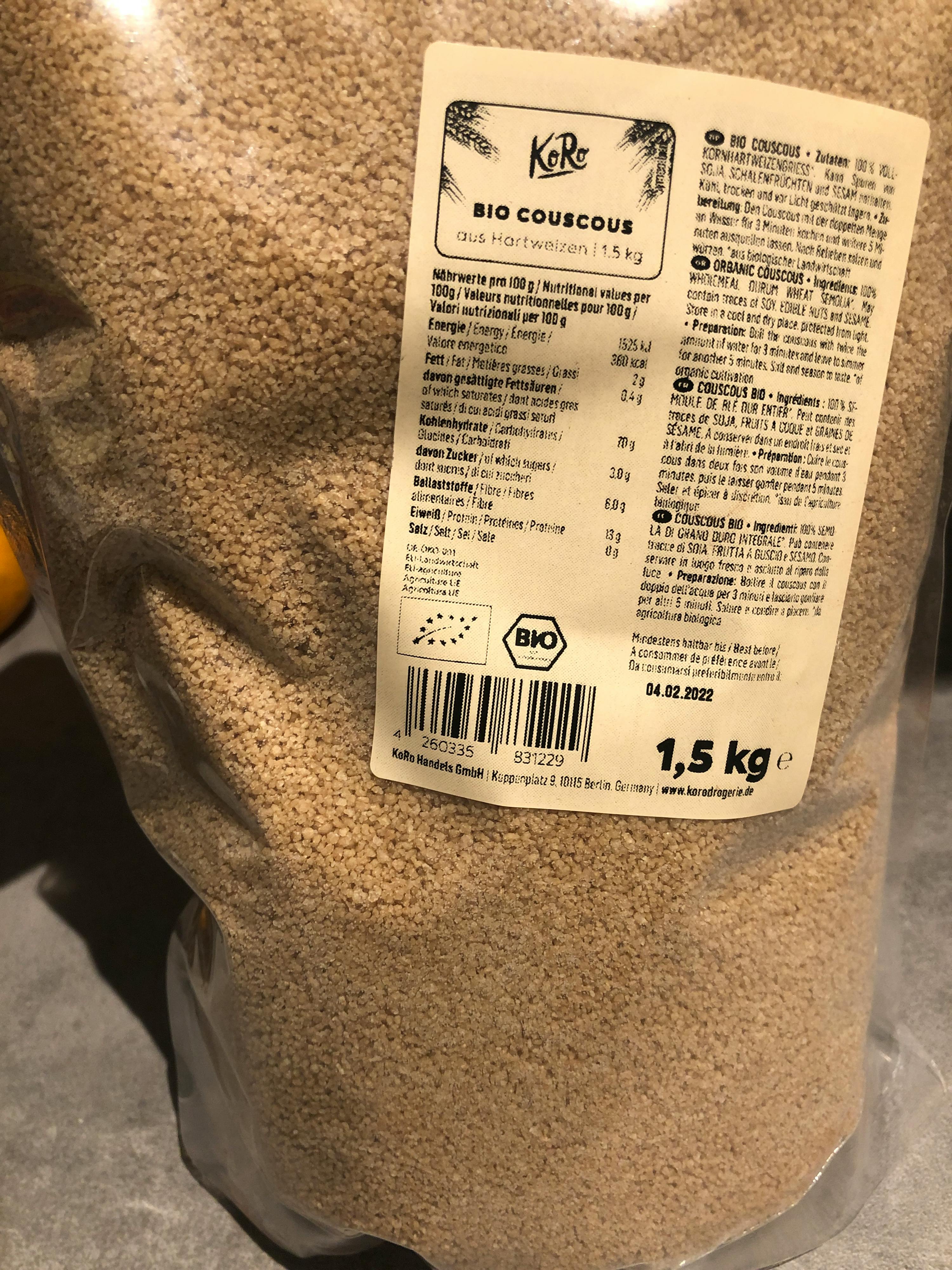 eine Tüte Bio-Couscous liegt auf einem Tisch