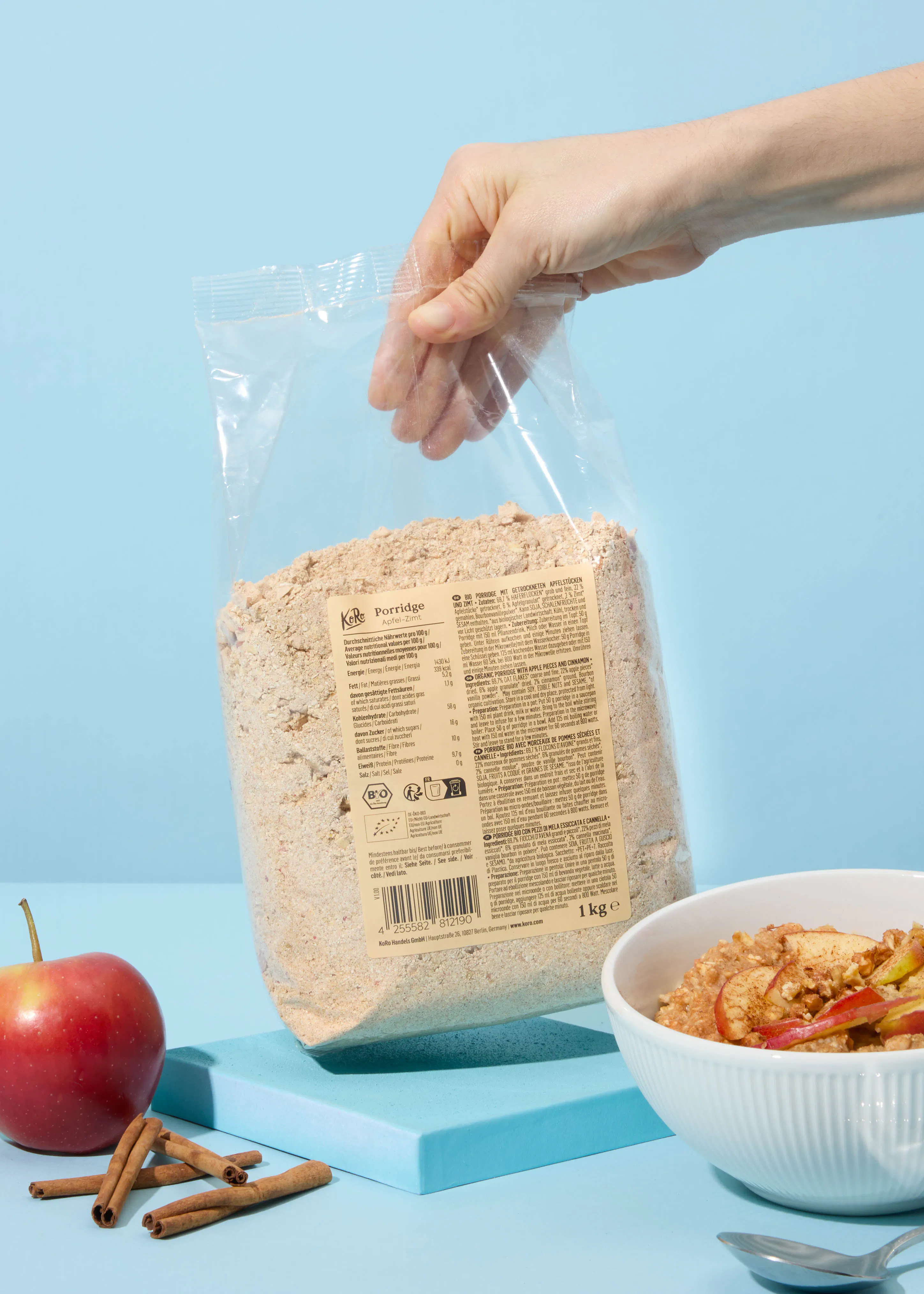 eine Person hält eine Tüte Haferbrei in der Hand