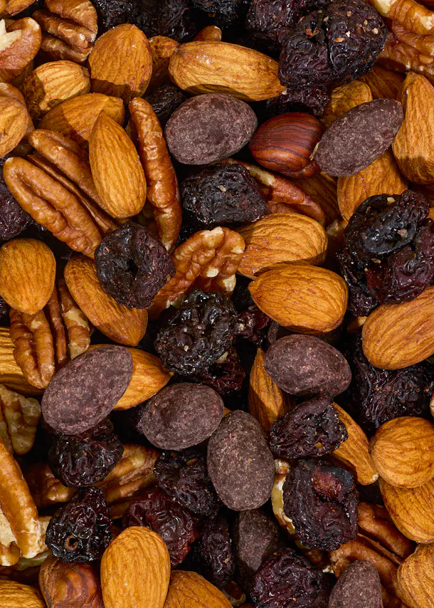 eine Nahaufnahme einer Mischung aus Nüssen und Beeren