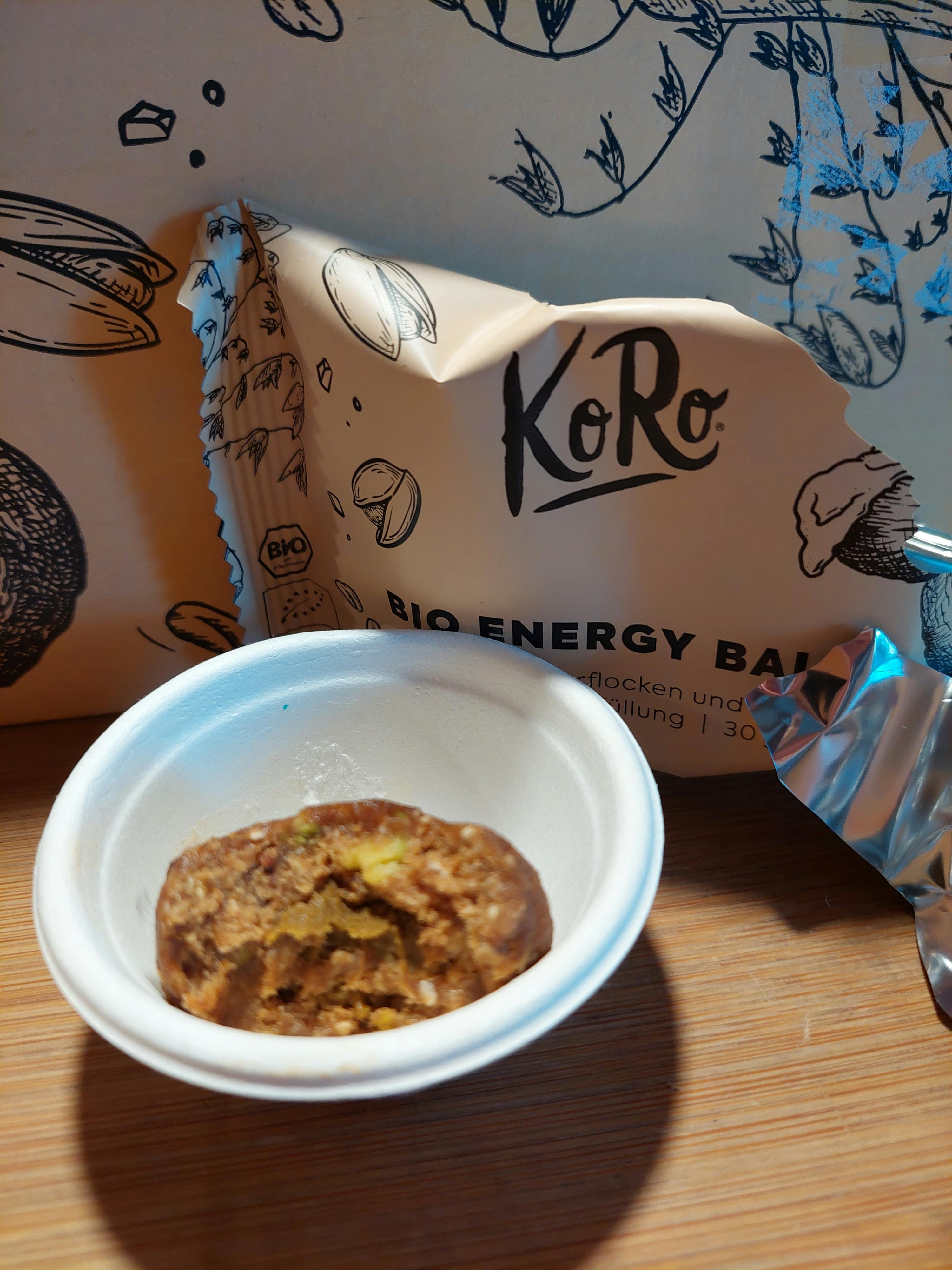 ein Keks auf einem Teller neben einem Keks in einer Tüte