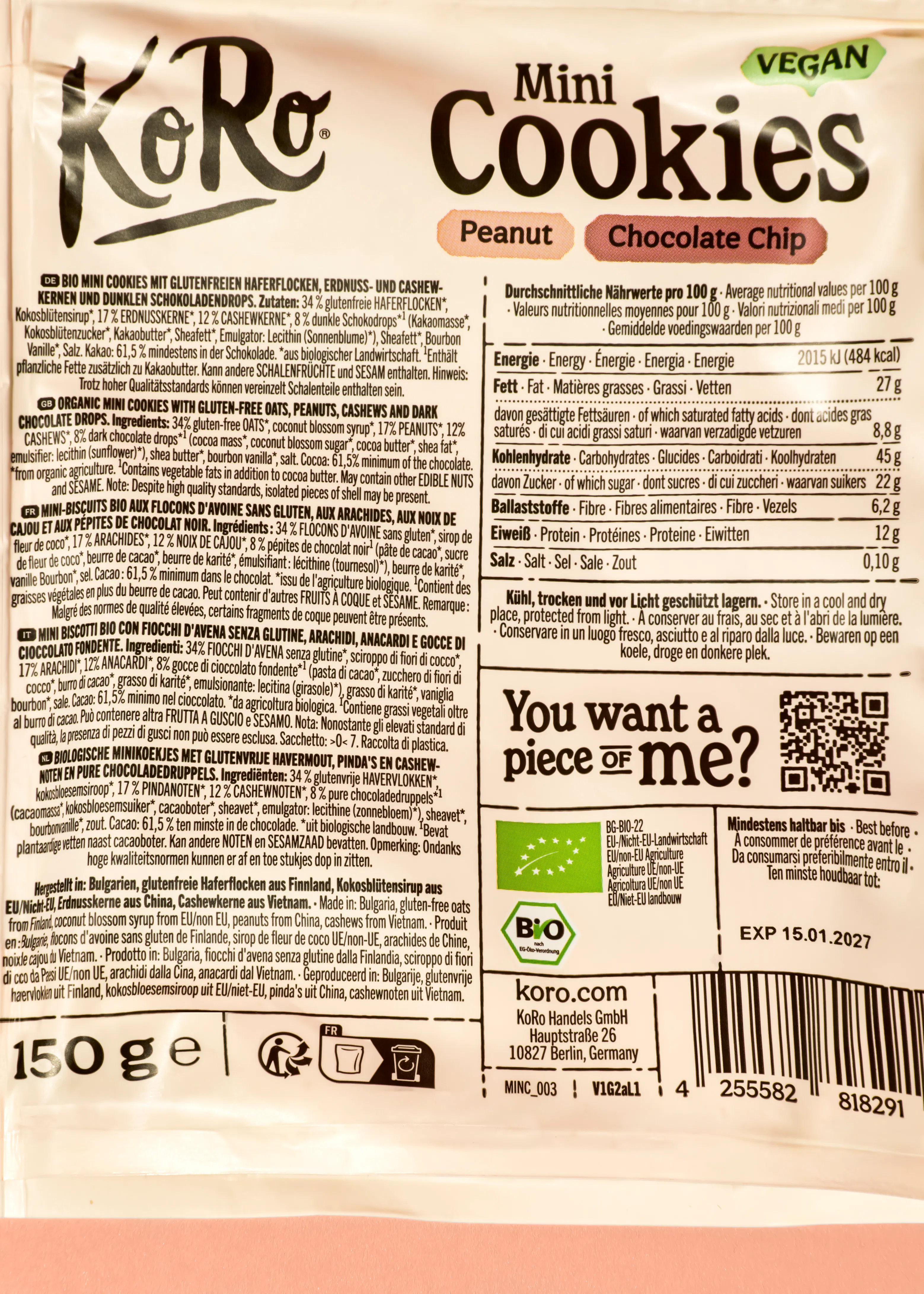 eine verpackung von koro mini cookies mit erdnuss- und schokoladenstückchen, die als vegan und bio gekennzeichnet sind.