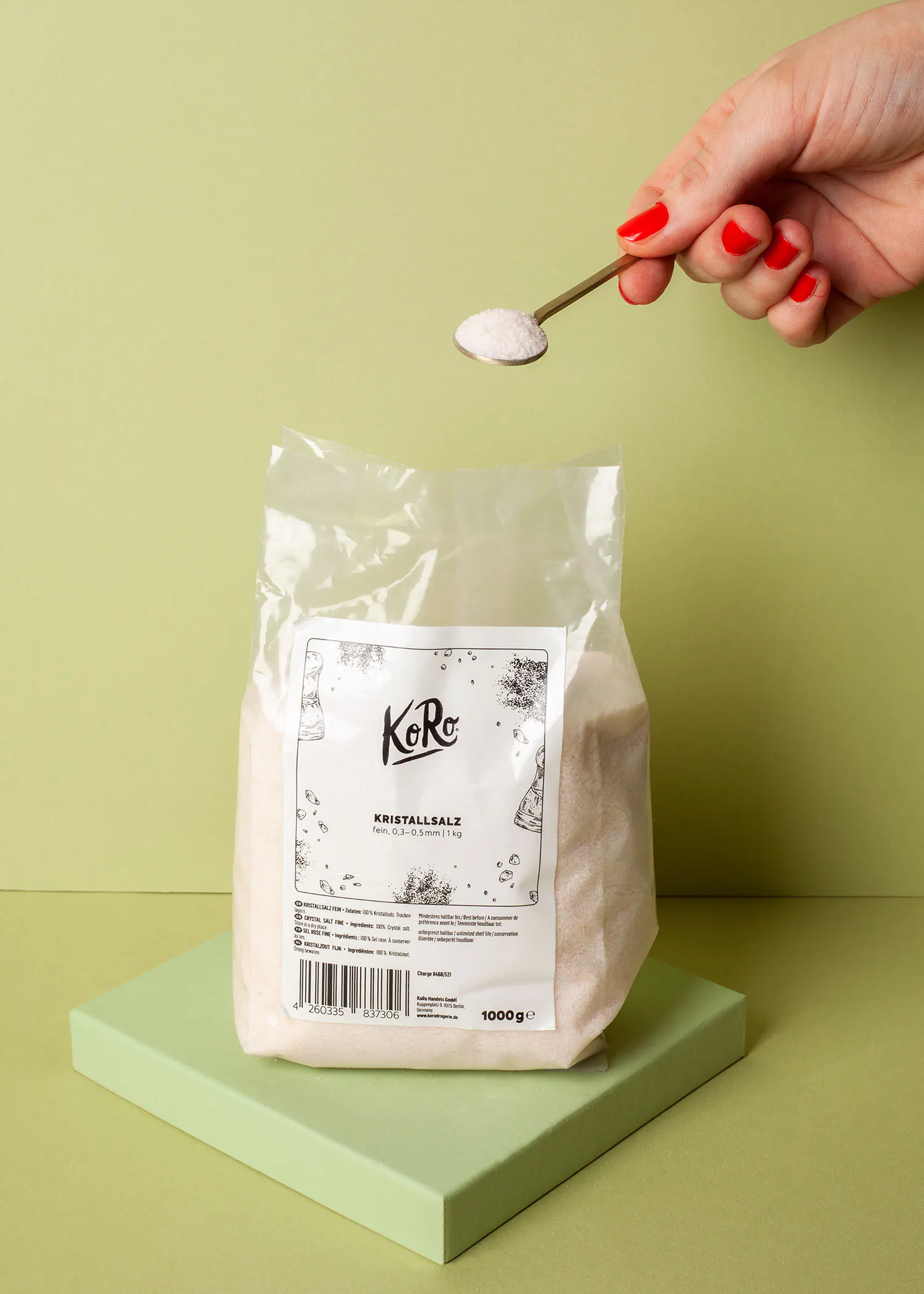 une personne tient une cuillère à l' intérieur d' un sac de koro