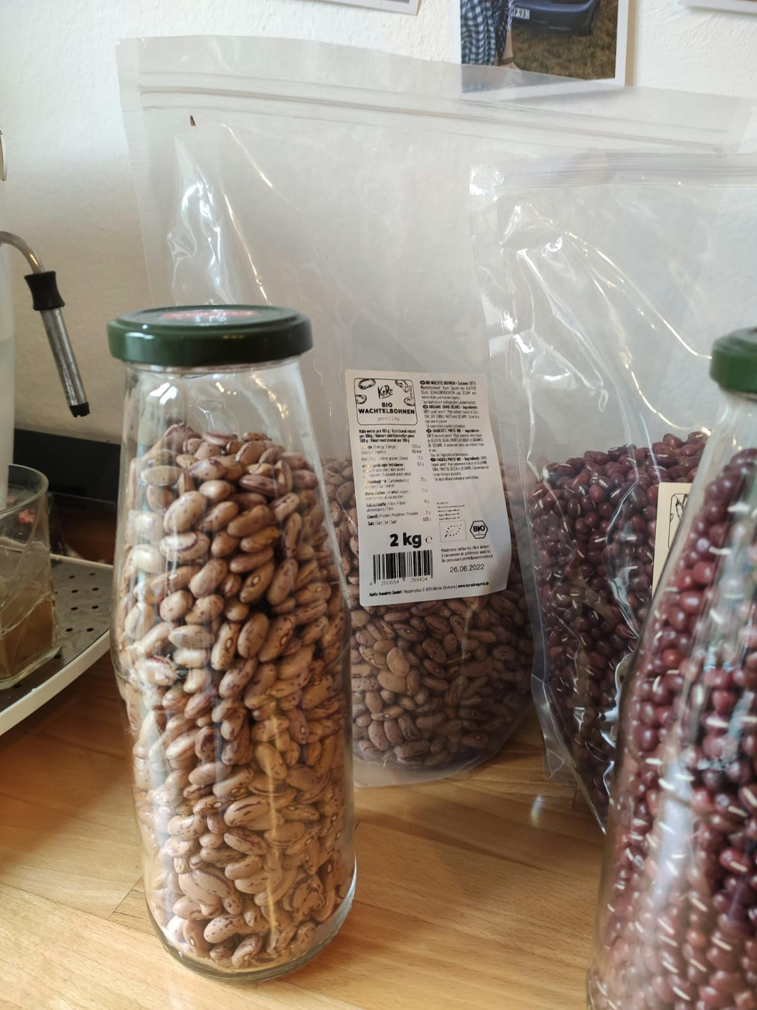 un barattolo di fagioli è pieno di 2 kg di fagioli