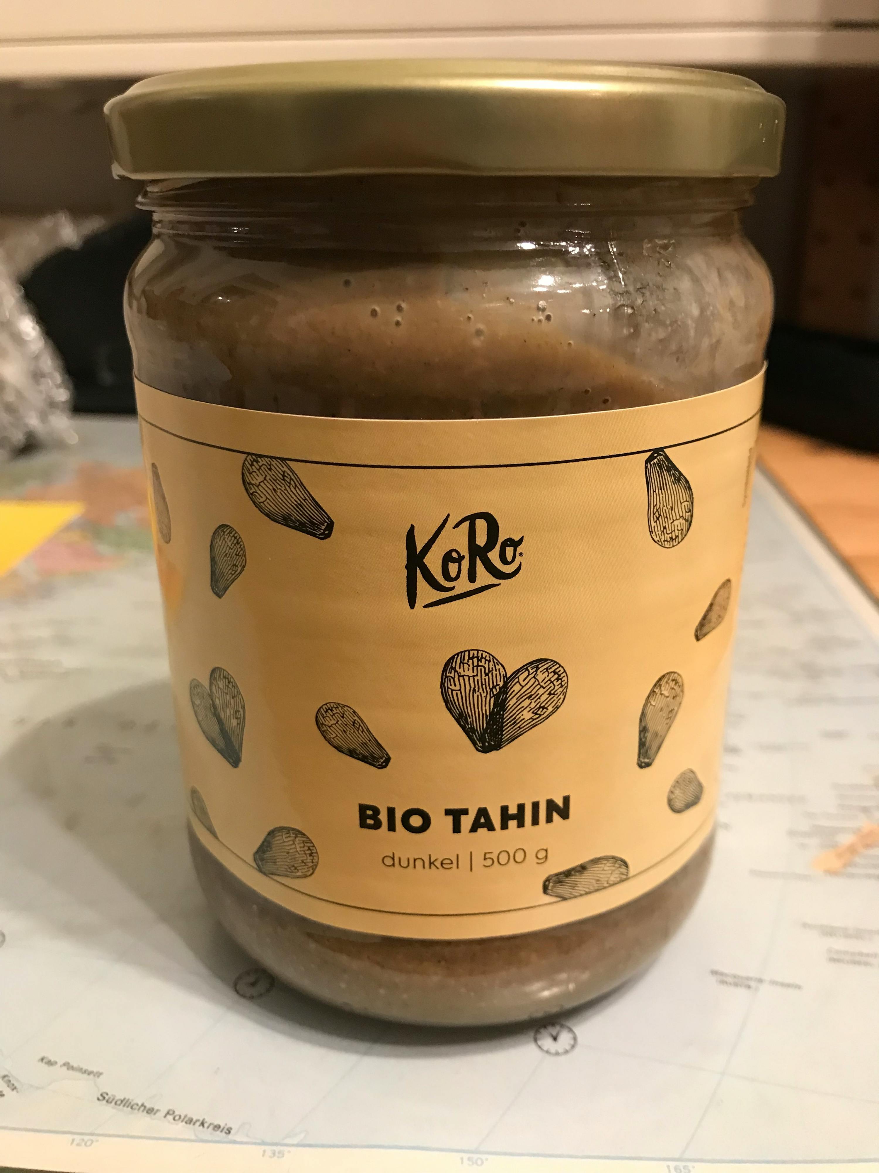 un bocal de tahin bio est assis sur une carte
