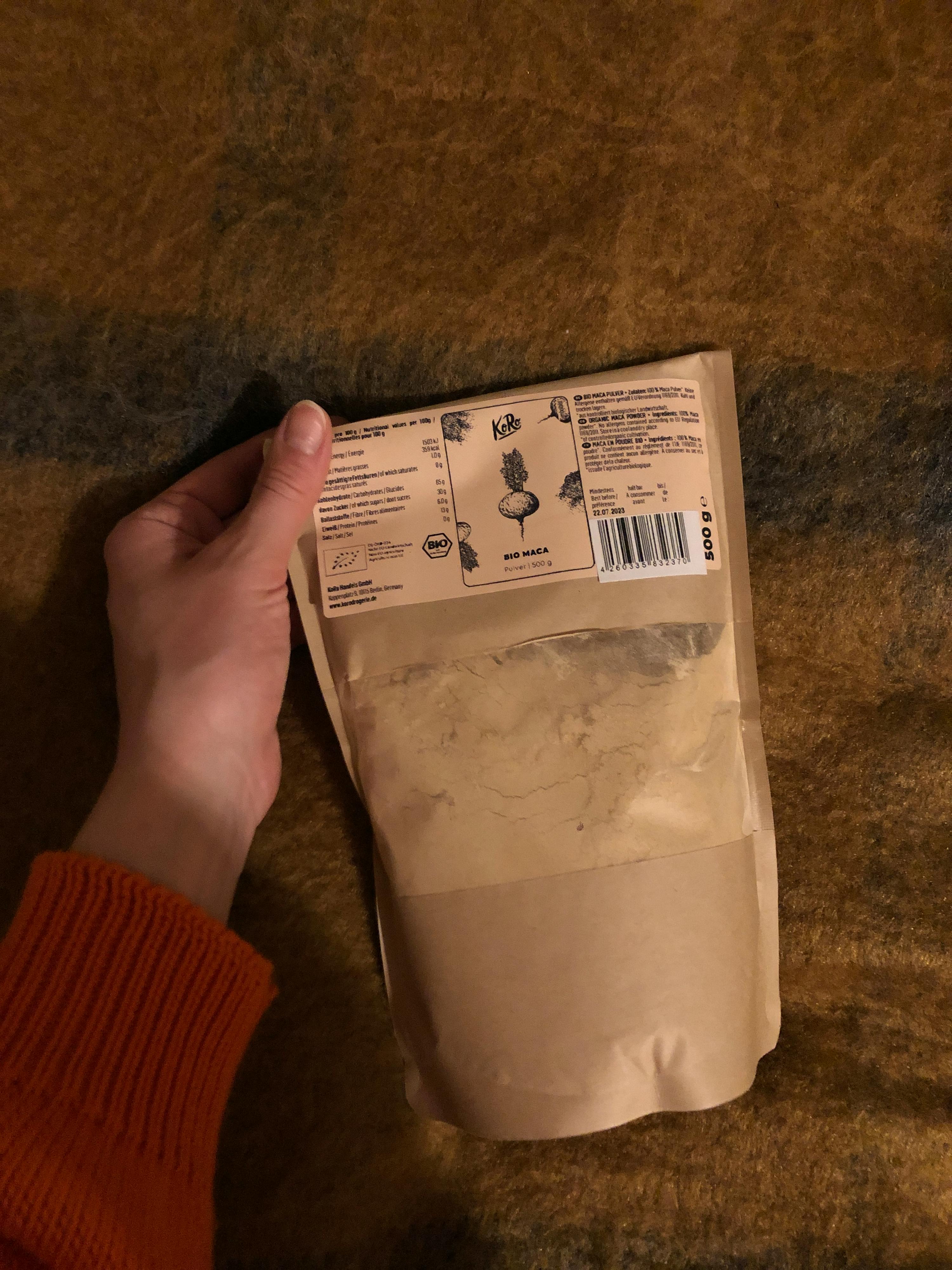 una persona tiene in mano un sacchetto di cibo con un etichetta che dice ' kg '