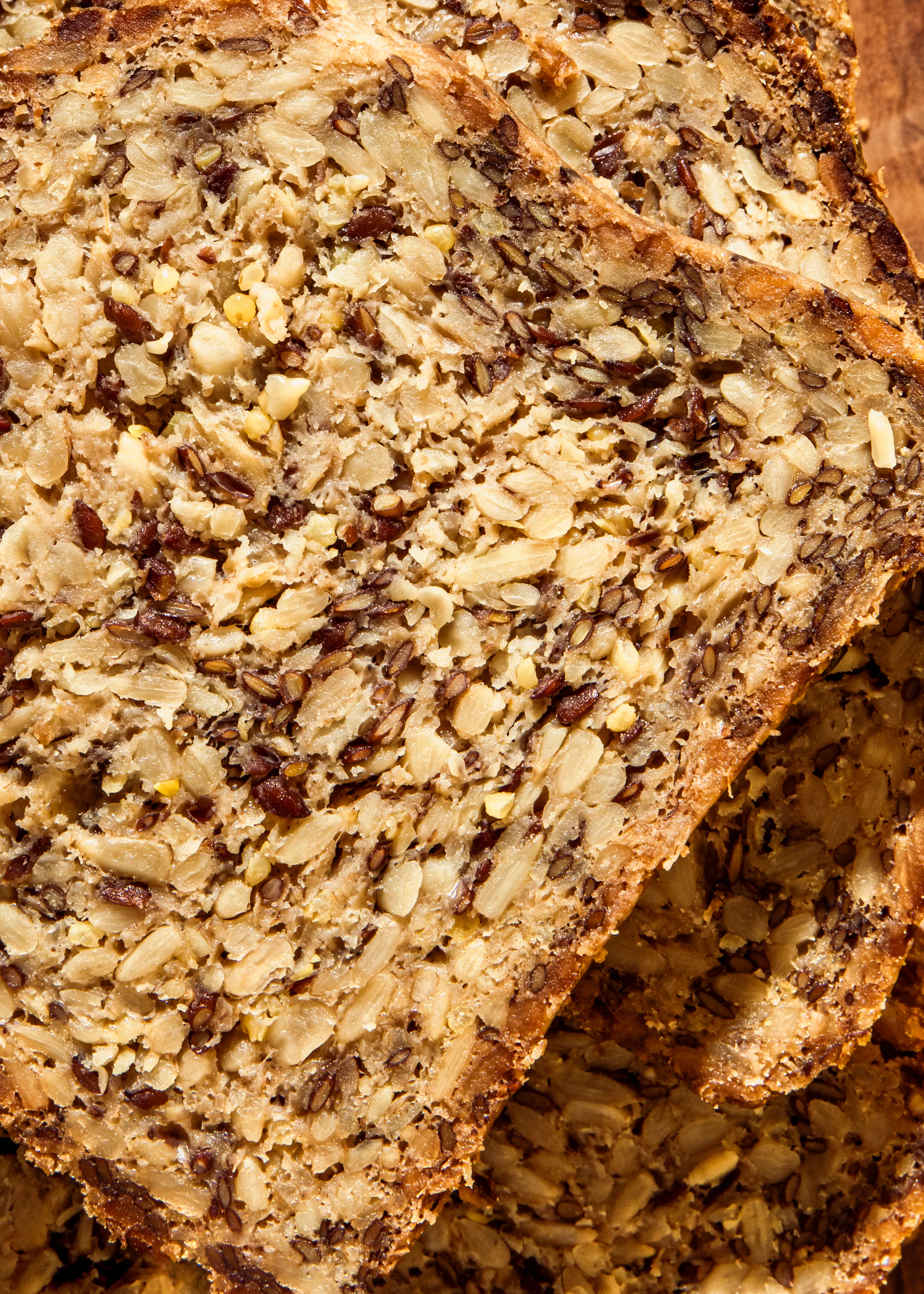 eine Nahaufnahme eines Stücks Brotes mit vielen Samen