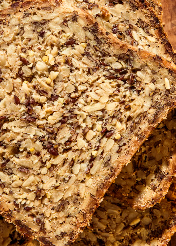 eine Nahaufnahme eines Stücks Brotes mit vielen Samen