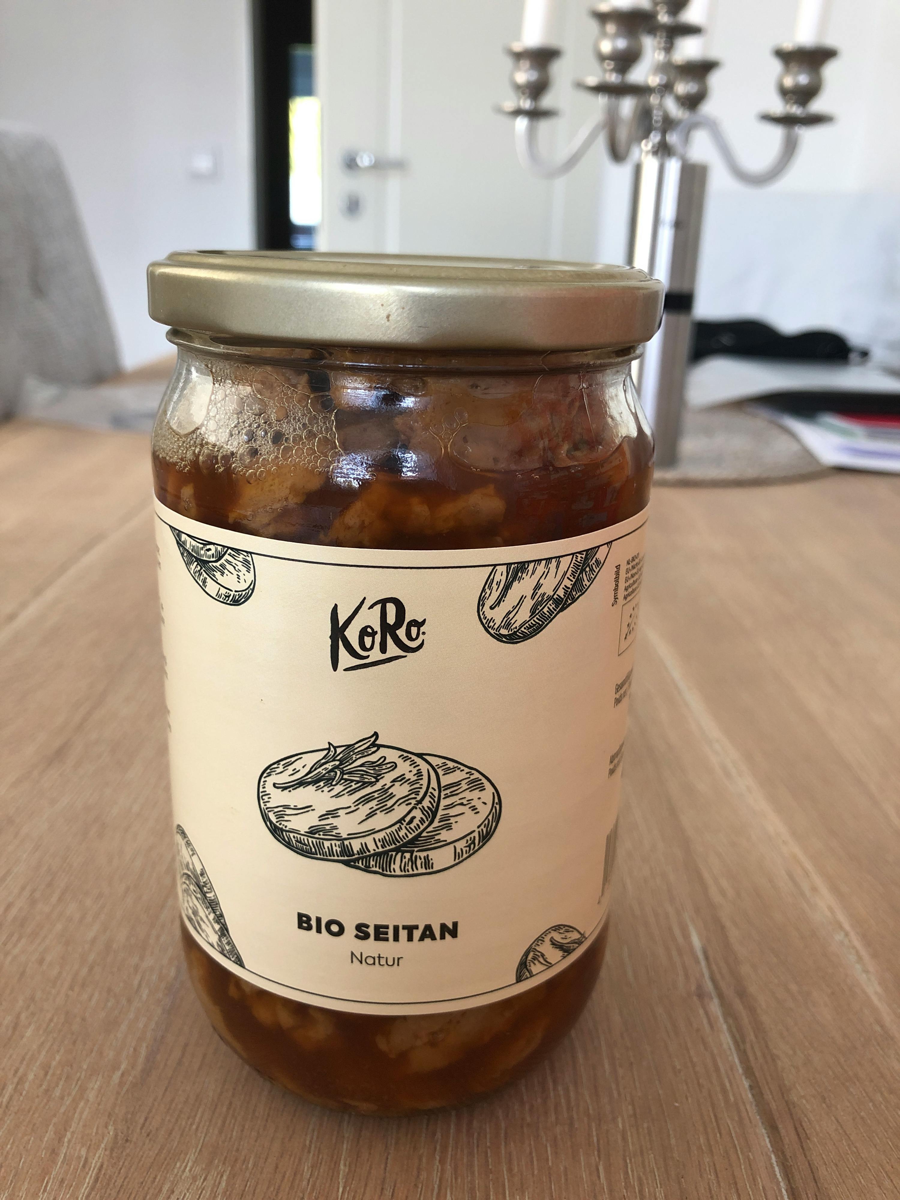 un barattolo di cibo bio seitan è seduto su un tavolo di legno