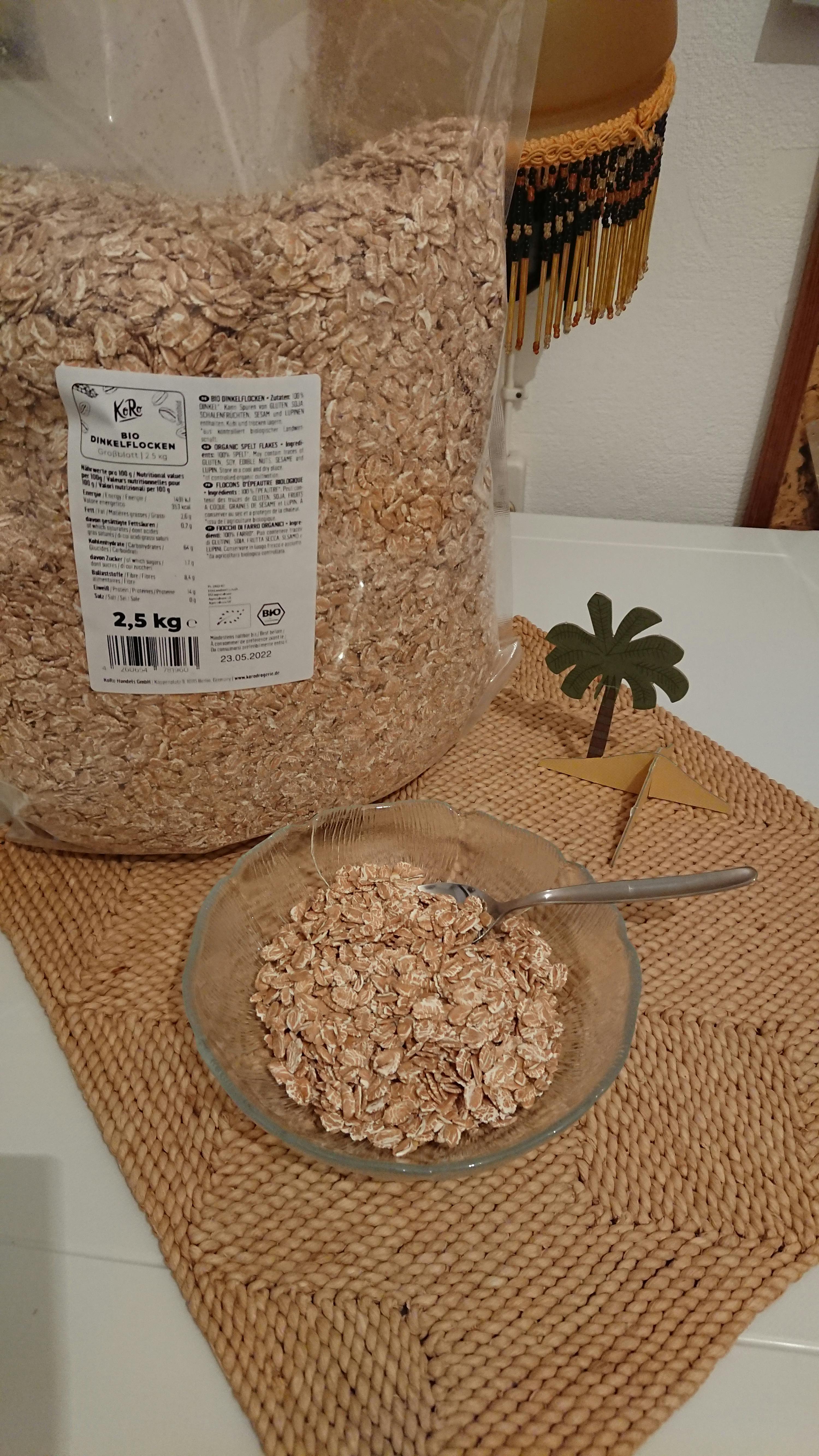 eine Tüte Haferflocken steht neben einer Schüssel Haferflocken