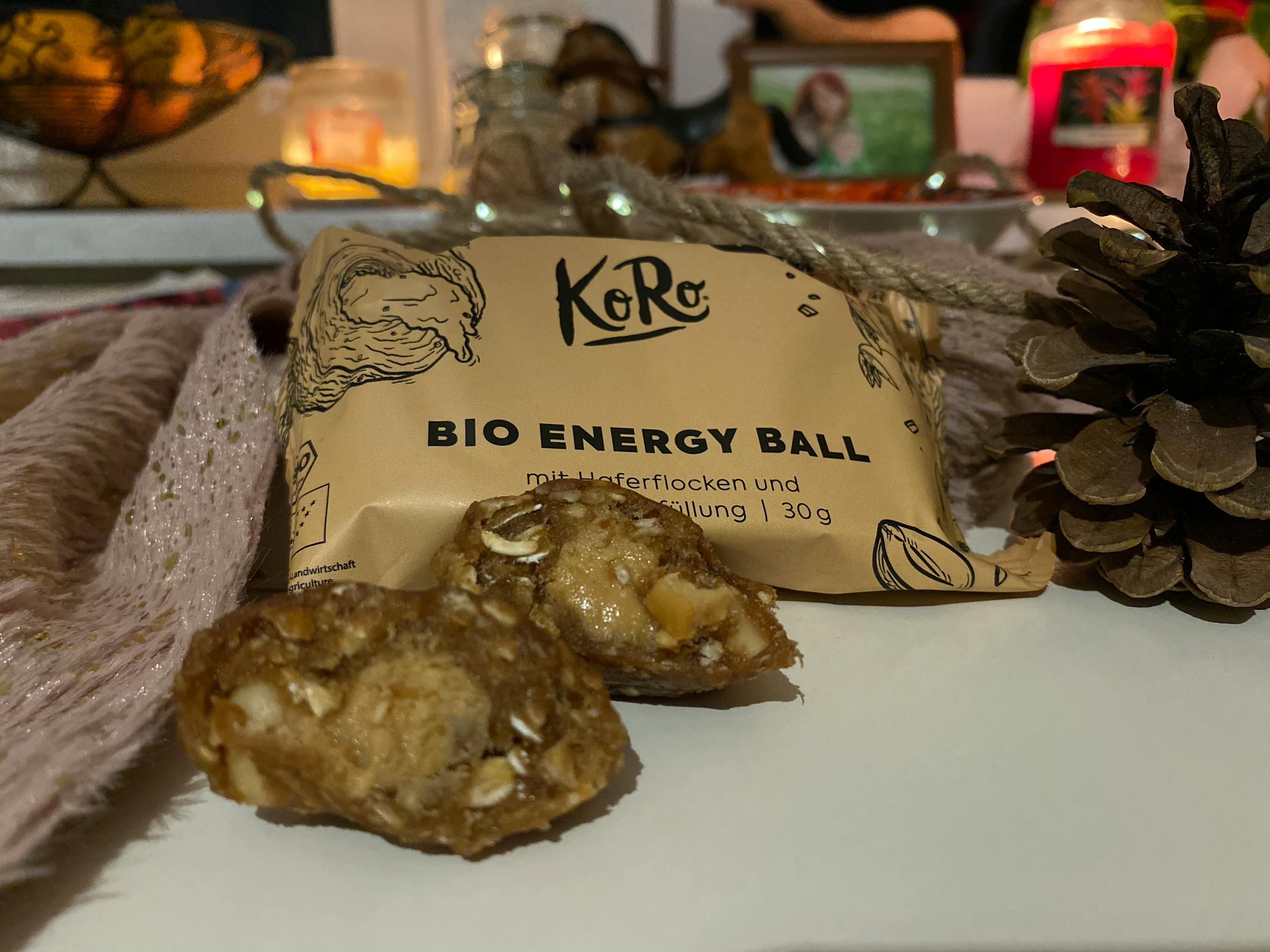 eine Tüte bio-Energie-Bällchen liegt auf einem Tisch