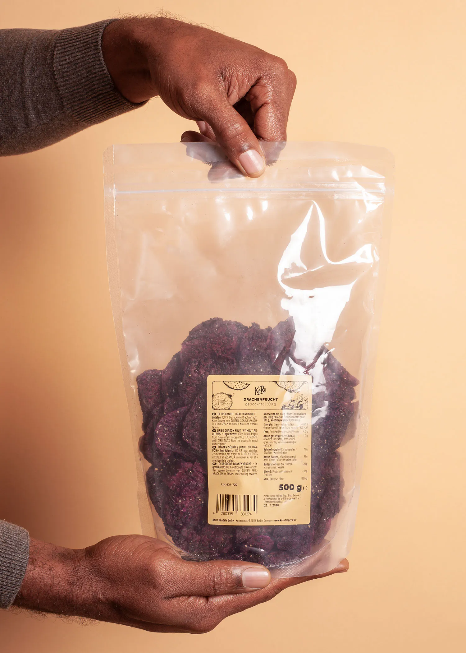 eine Person hält einen Plastikbeutel mit einem Etikett auf der Rückseite