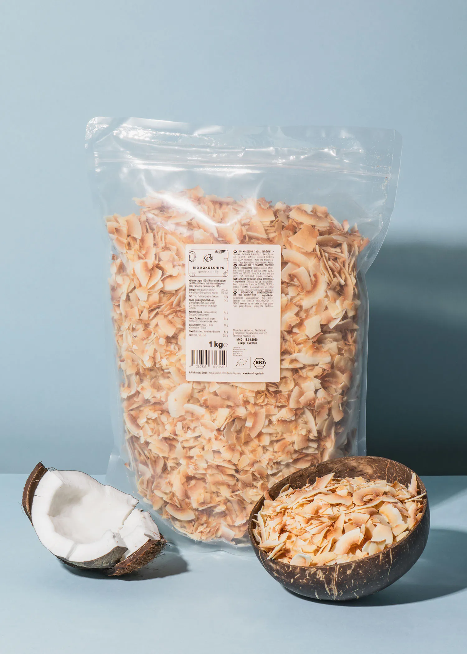 un sac de noix de coco est assis sur une table à côté d' une noix de coco