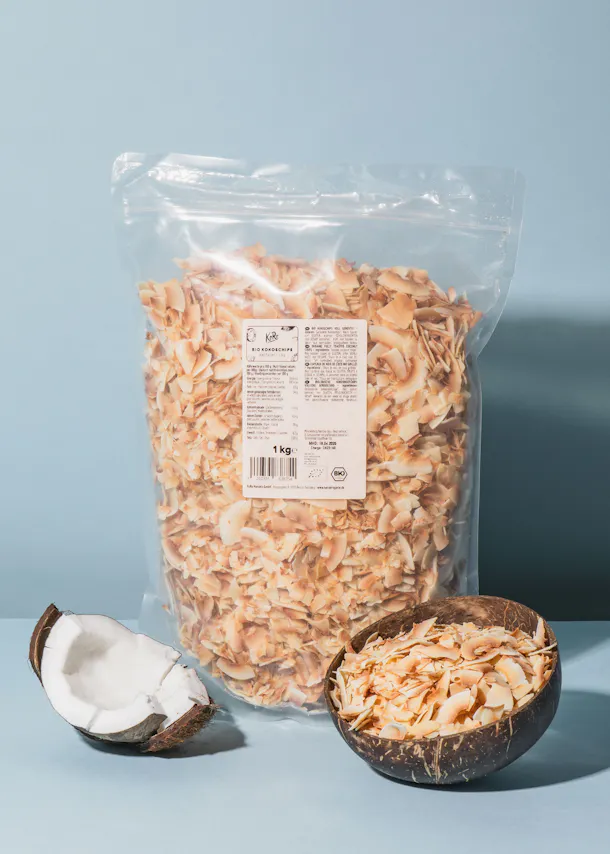 un sac de noix de coco est assis sur une table à côté d' une noix de coco