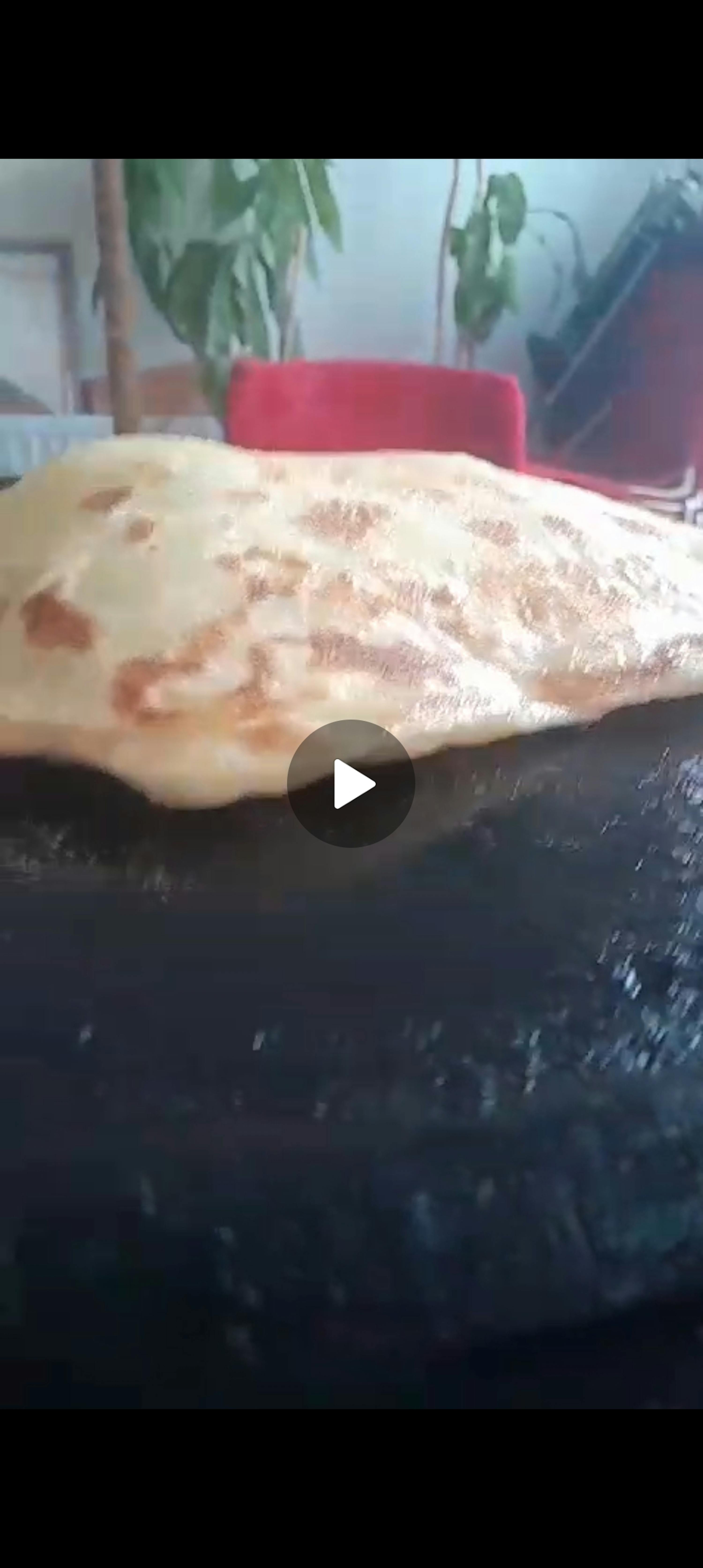 un primo piano di una crepe su un tavolo