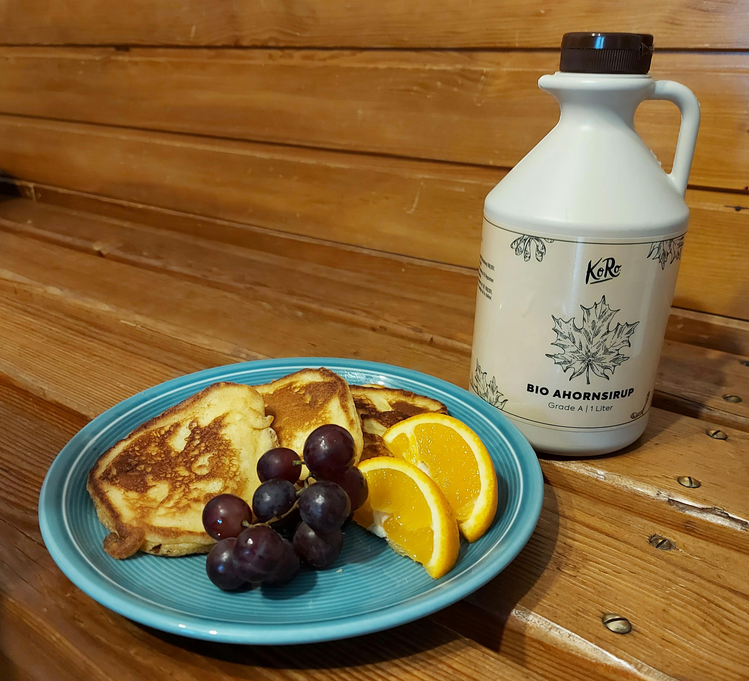 a bottle of bio ahornsirup next to a plate of food