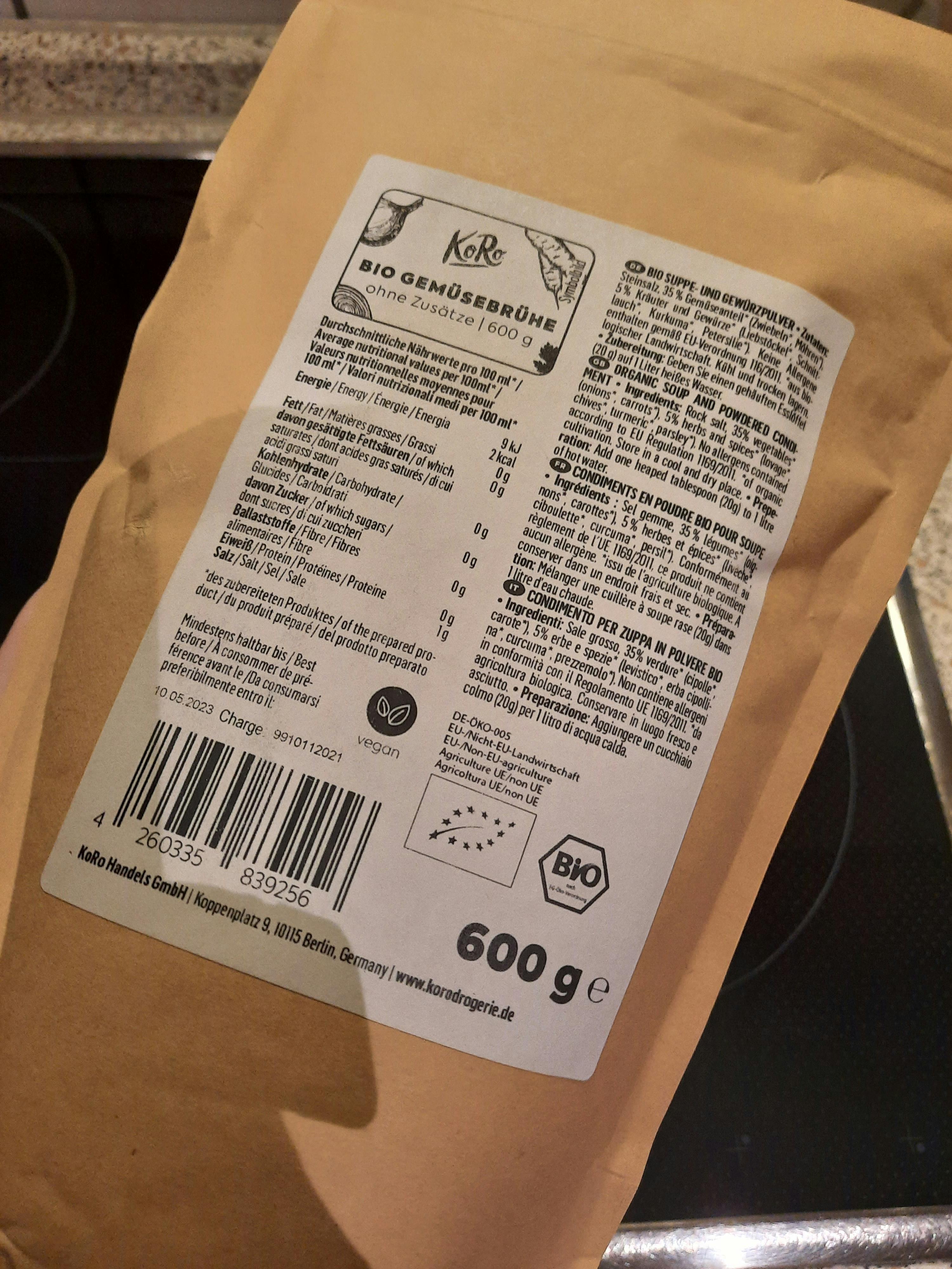 l' etichetta di un sacchetto di cibo biologico è in lingua tedesca