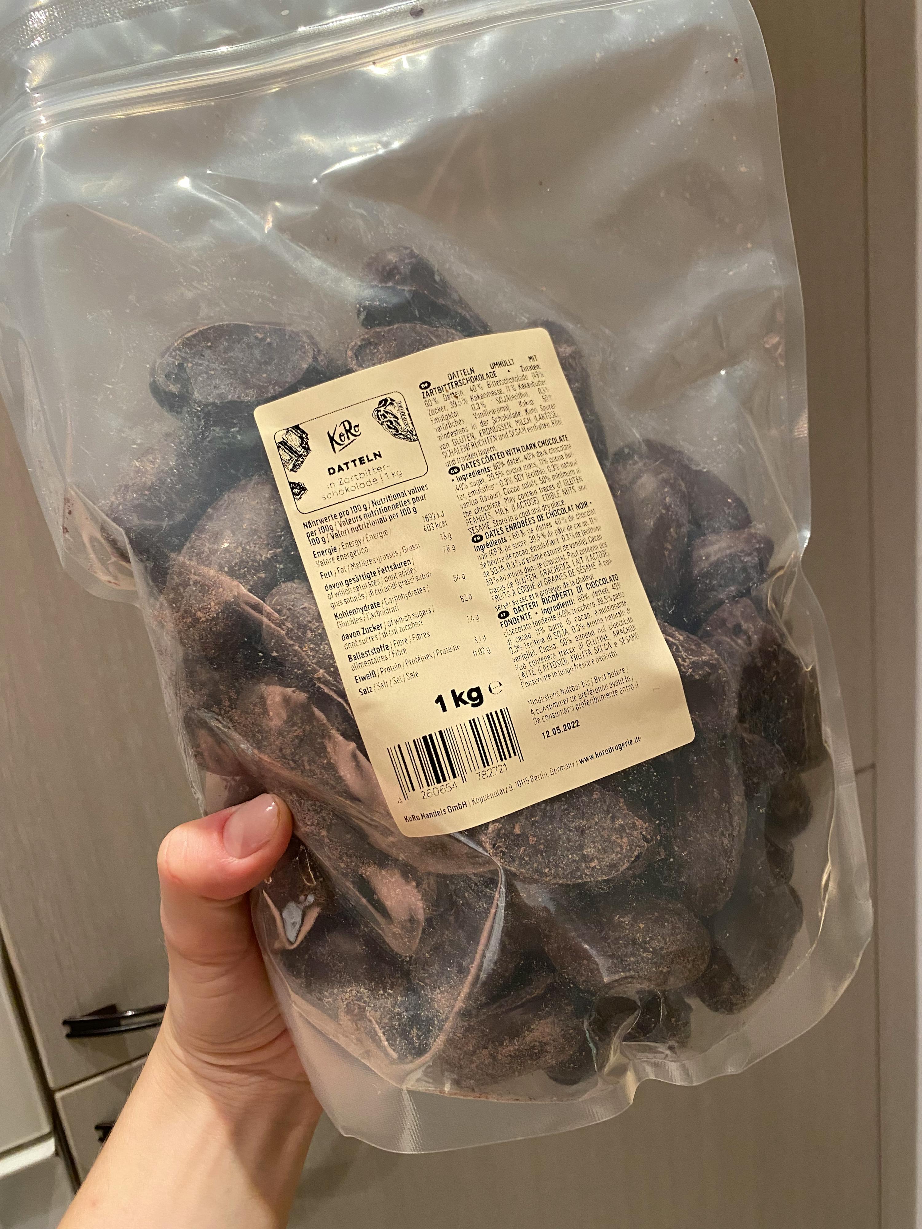 una persona tiene in mano un sacchetto di cioccolato 1 kg