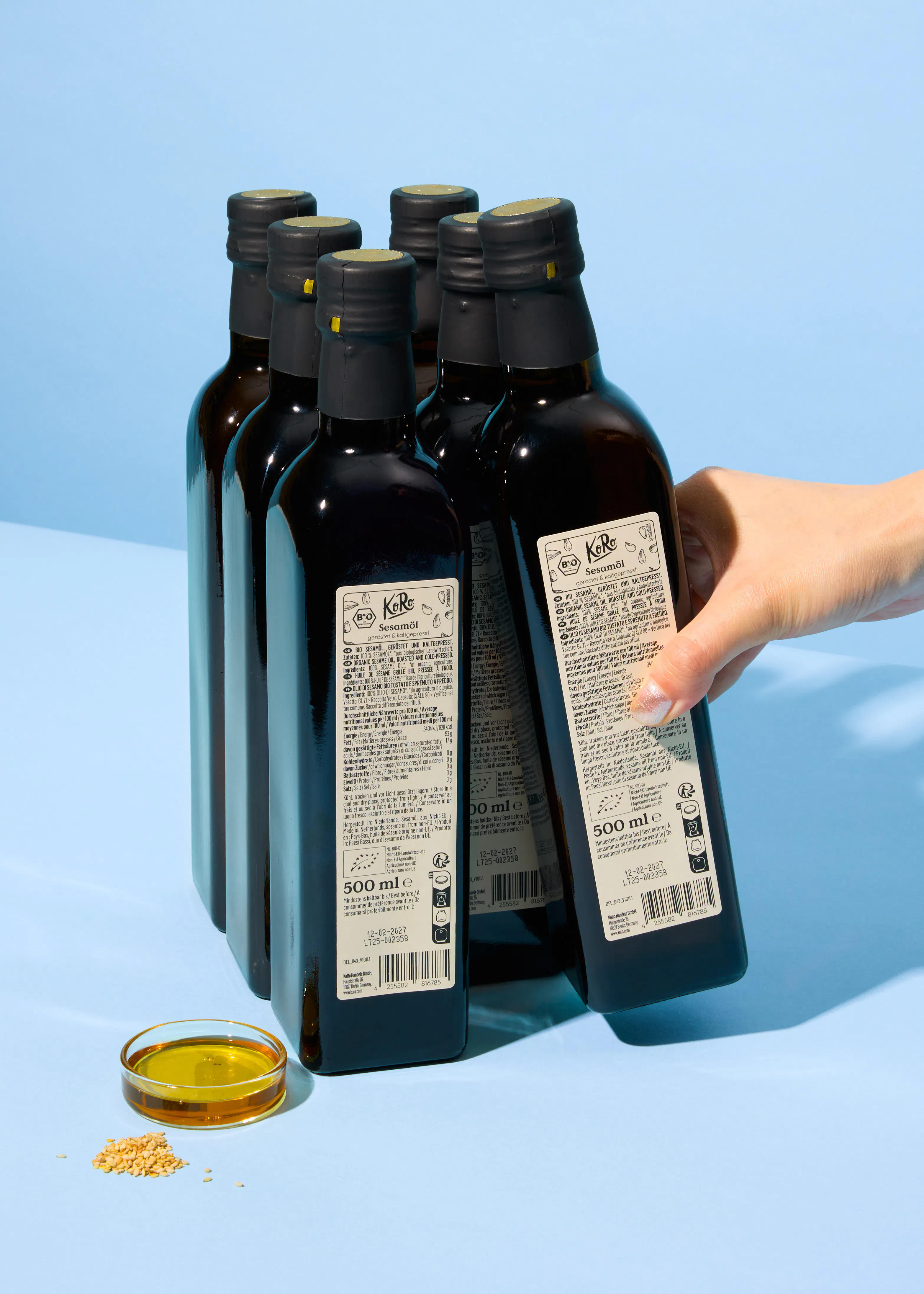 un gruppo di bottiglie di olio di semi di sesamo