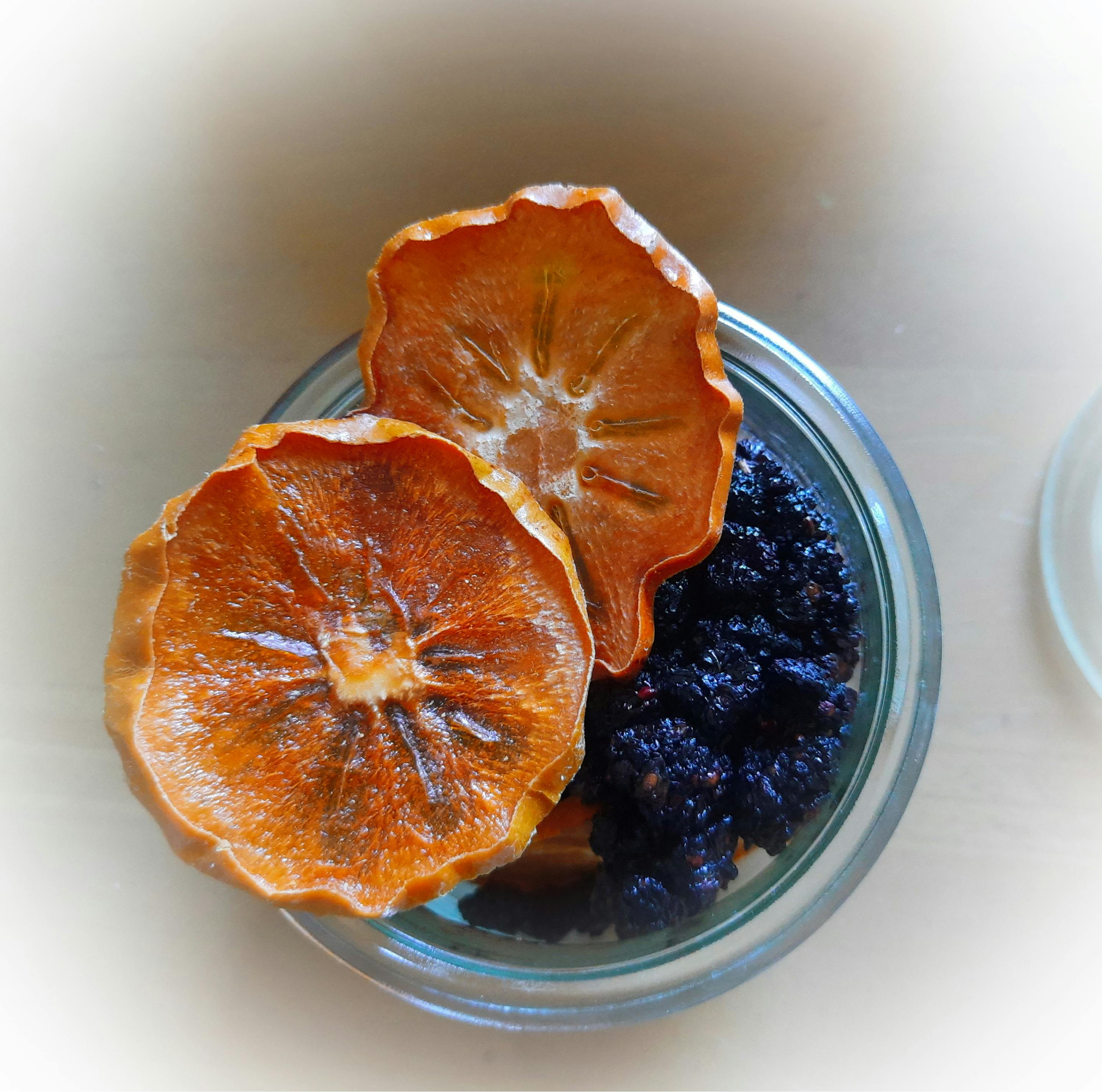 eine Glasschale mit getrockneten Früchten und getrockneten Beeren