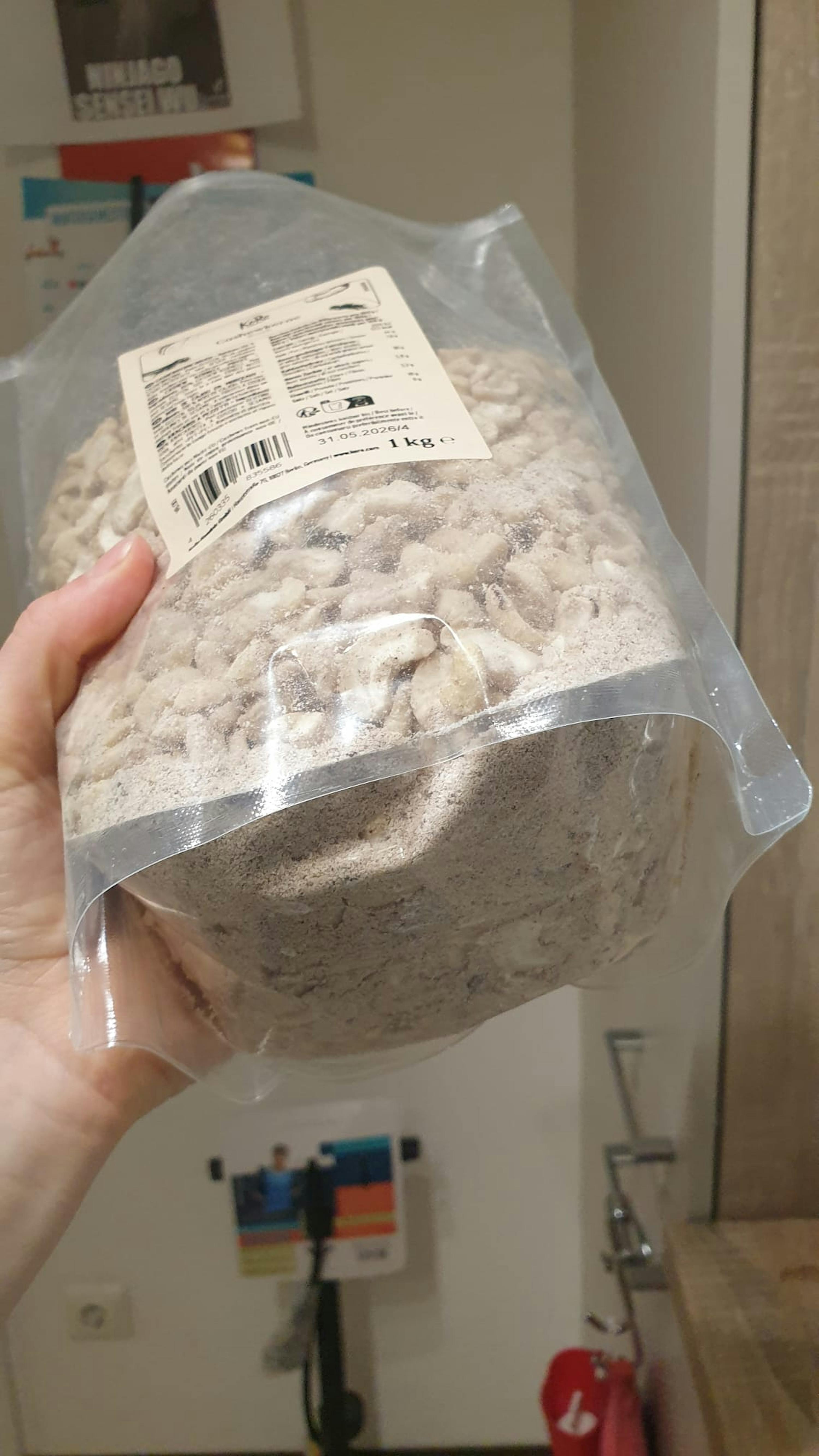 a person is holding a bag of food that says 1kg on it