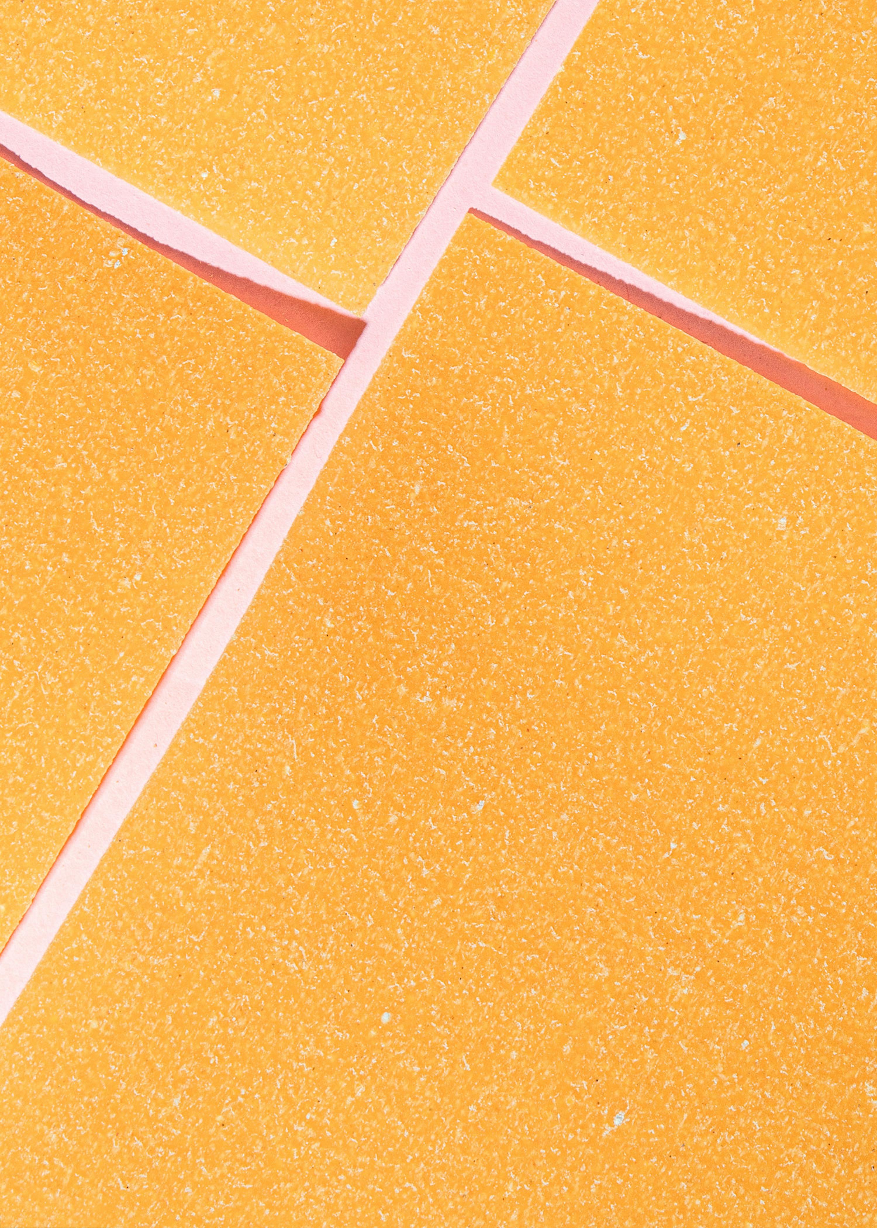 un gros plan d' une surface jaune avec une ligne rose