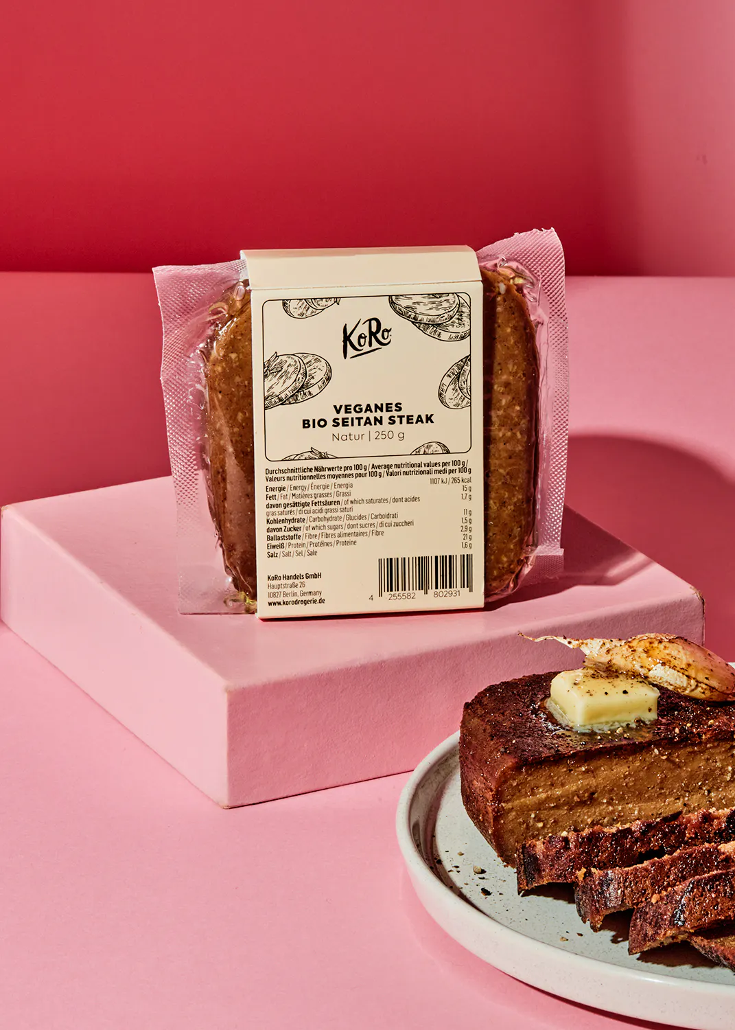 une assiette blanche à côté d' une boîte de produits végétariens