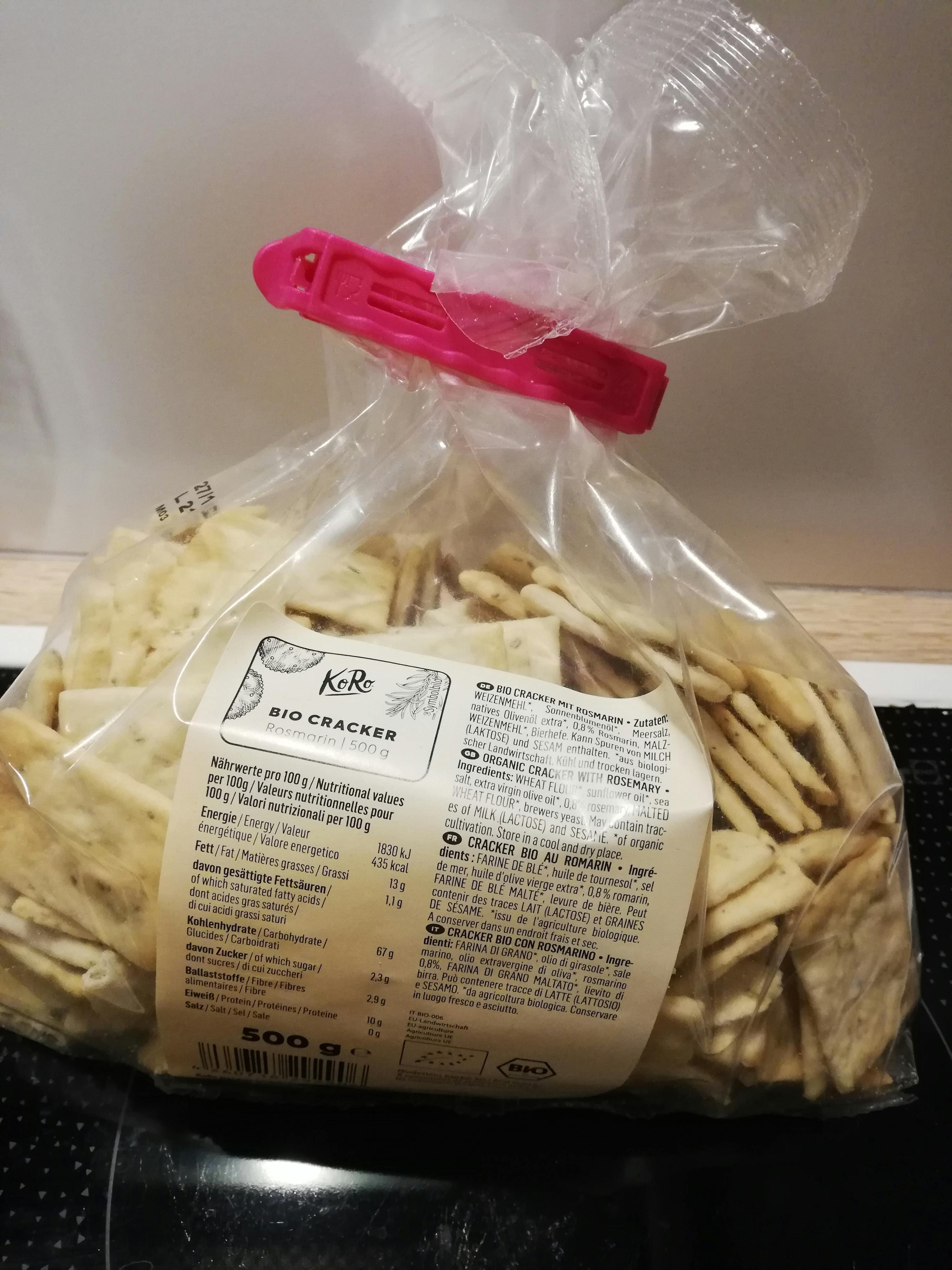 un sacchetto di cracker bio è seduto su un fornello