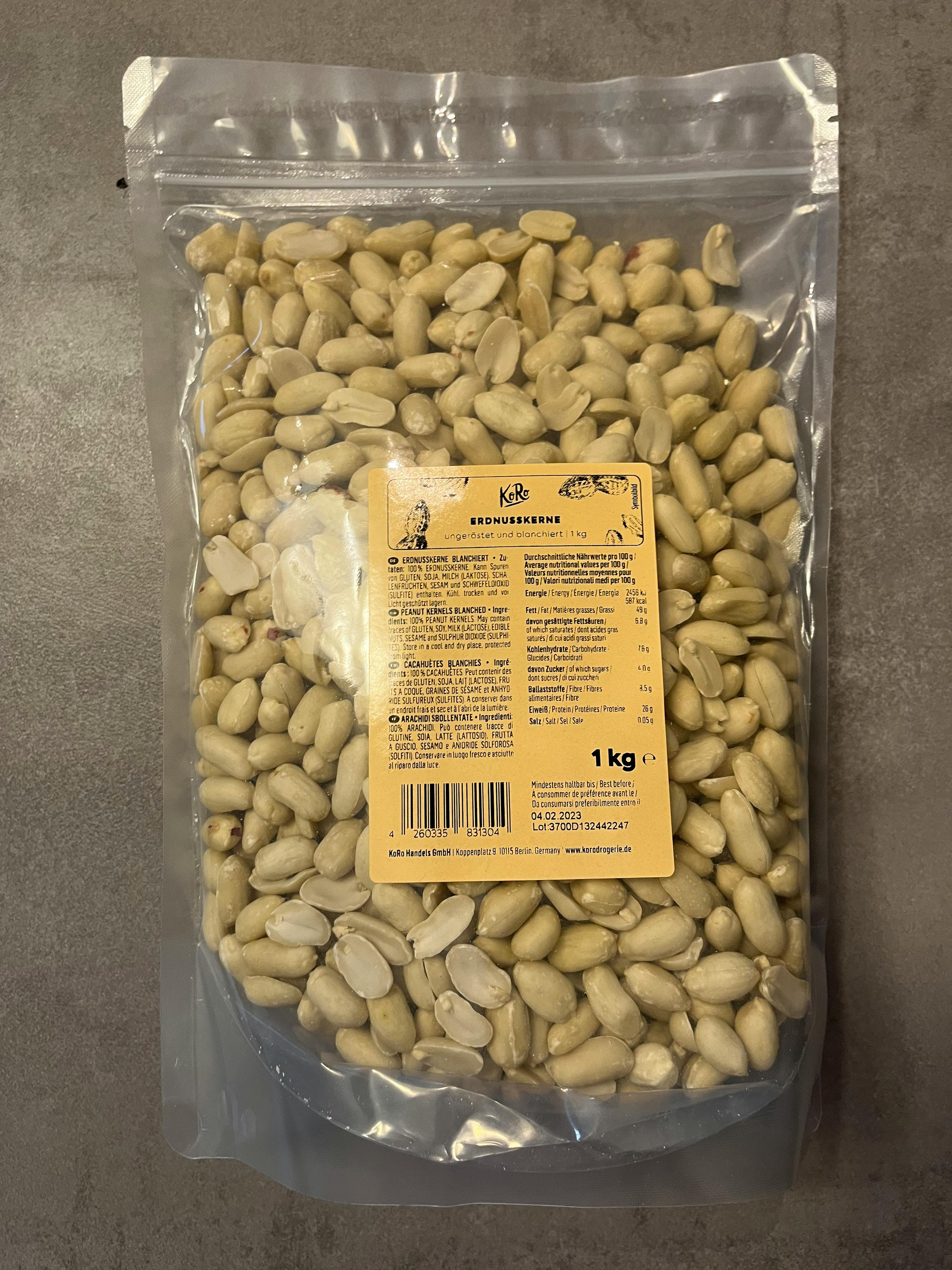 eine Plastiktüte mit Erdnüssen und einem Etikett auf der Rückseite