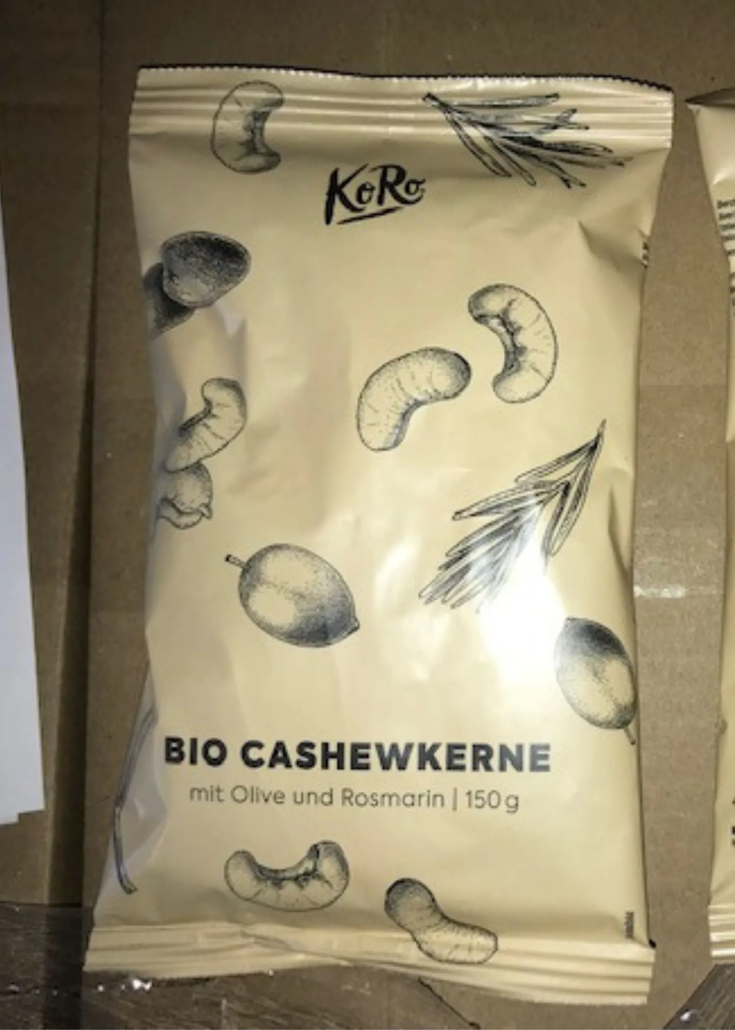 eine Tüte Bio Cashewkerne mit Olive und Rosmarin