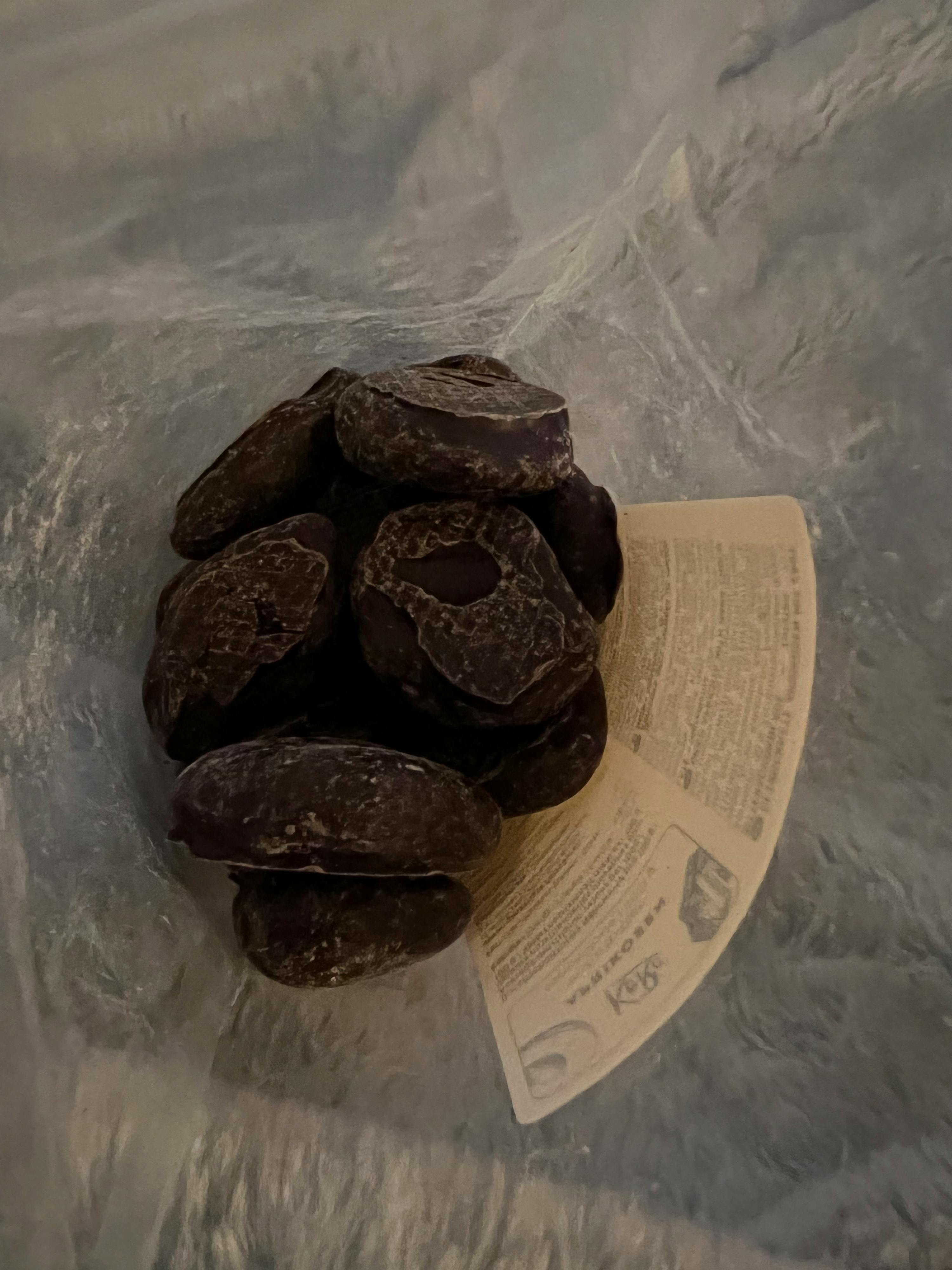 un sac en plastique contenant des biscuits au chocolat avec une étiquette à côté d' eux