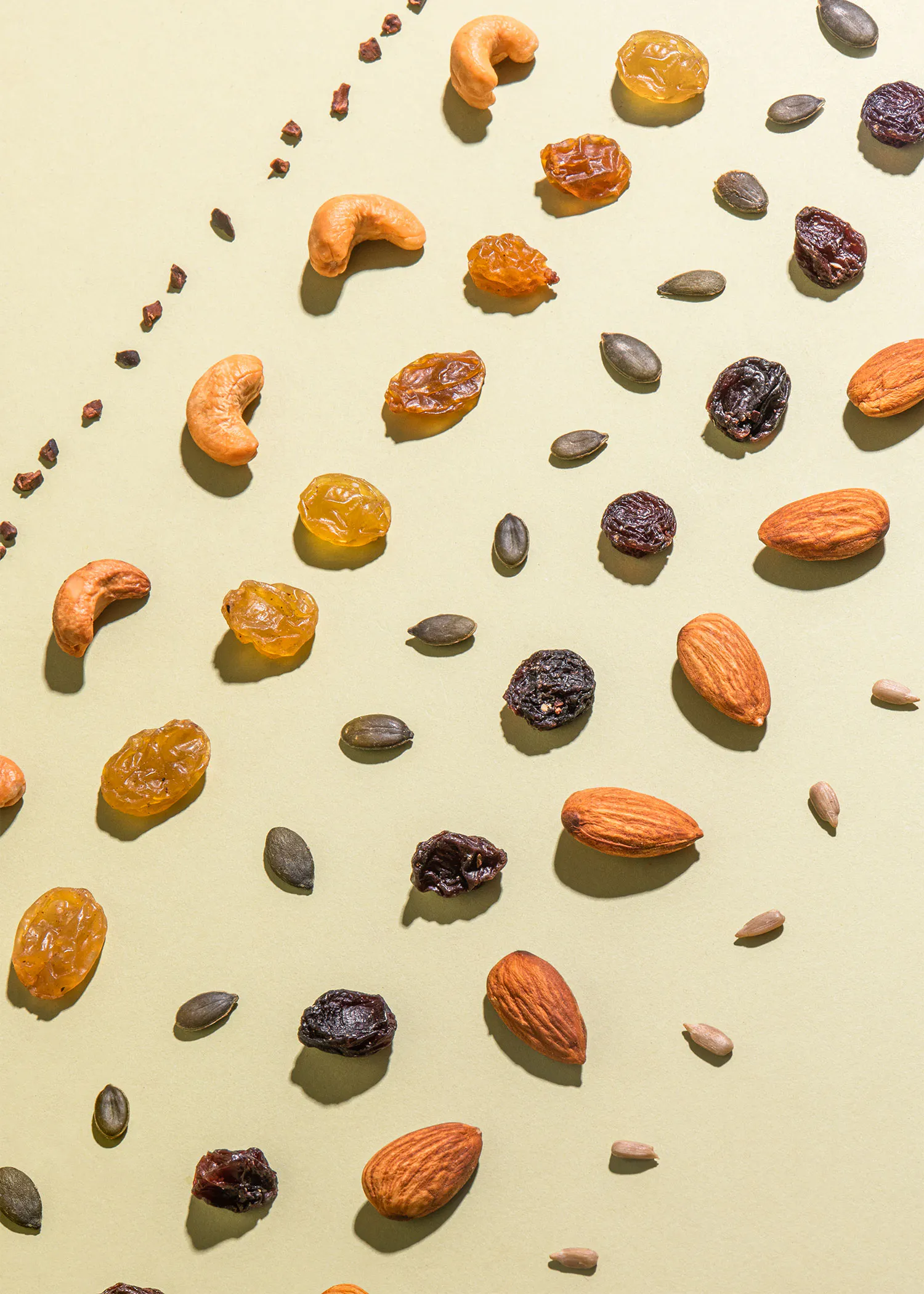 eine Vielzahl von Nüssen und trockenfrüchten auf einem Tisch