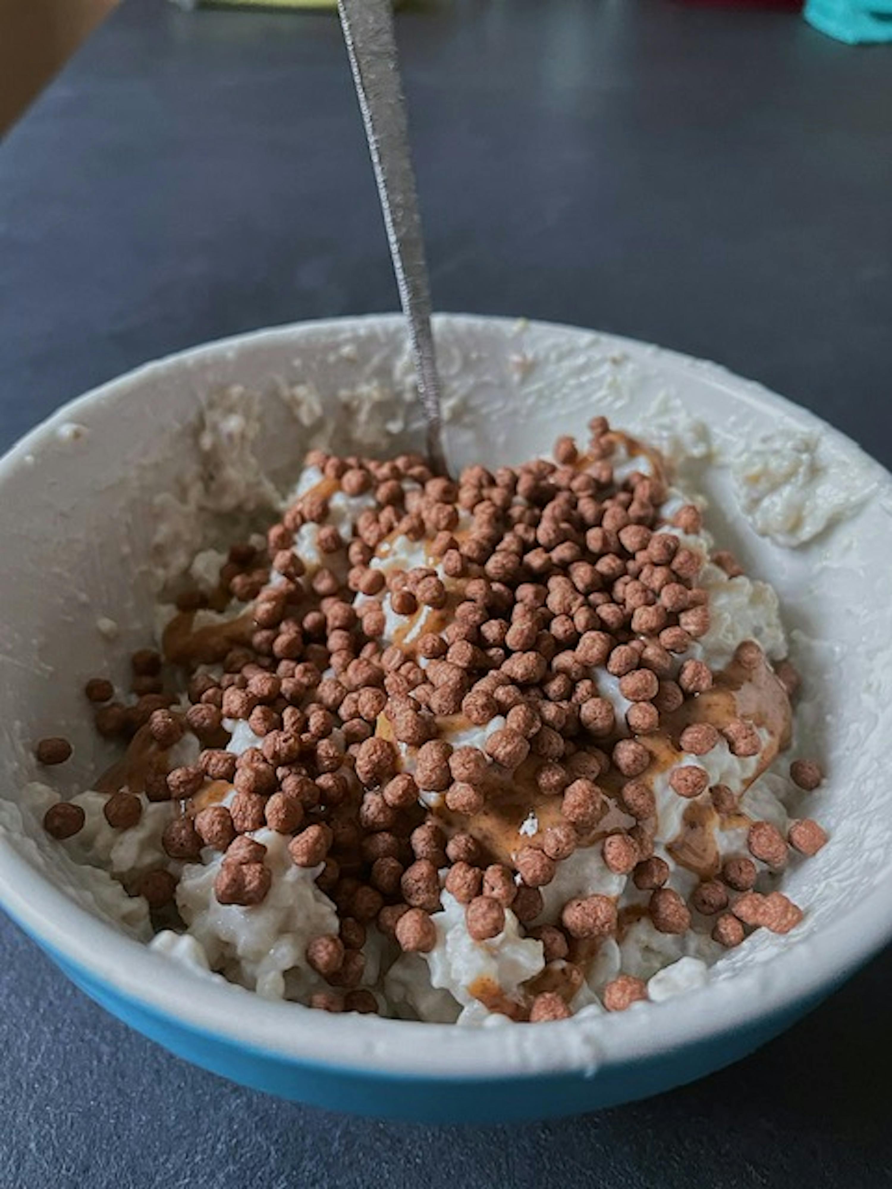 una ciotola di farina d' avena con cereali al cioccolato e burro di arachidi .
