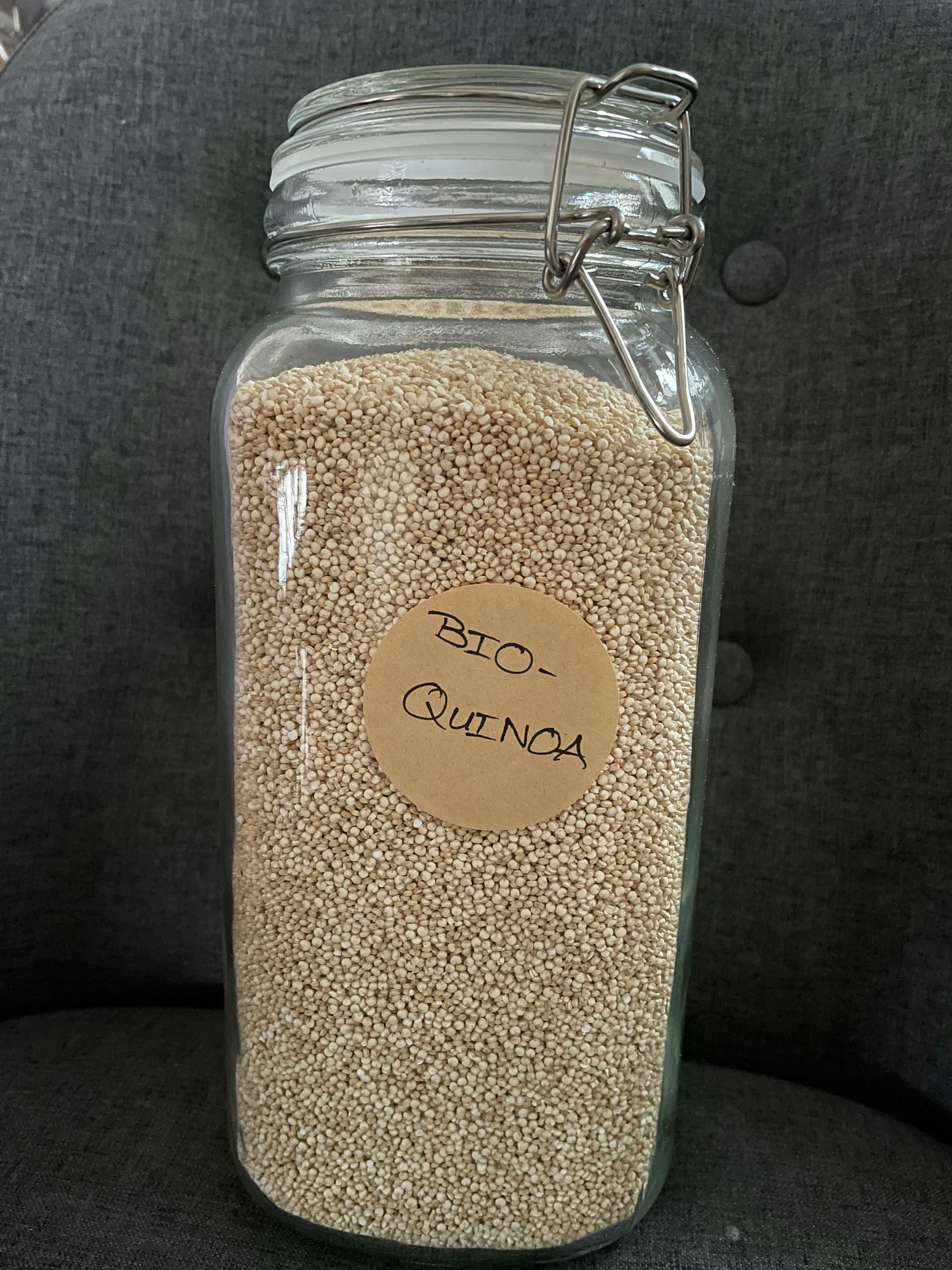 ein Glasgefäß voller Bio-Quinca auf einem Stuhl