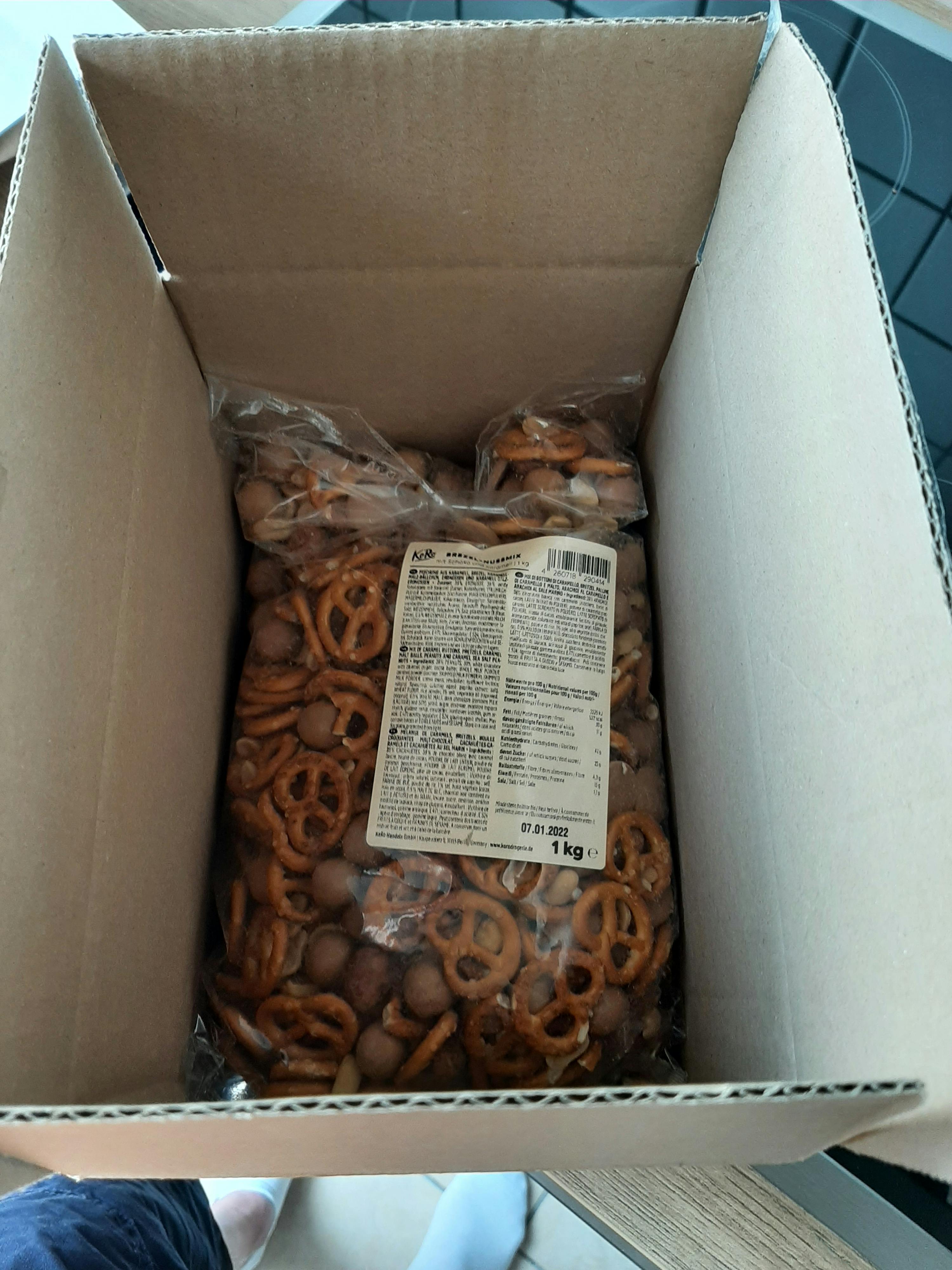 une boîte en carton remplie de pretzels et de noix