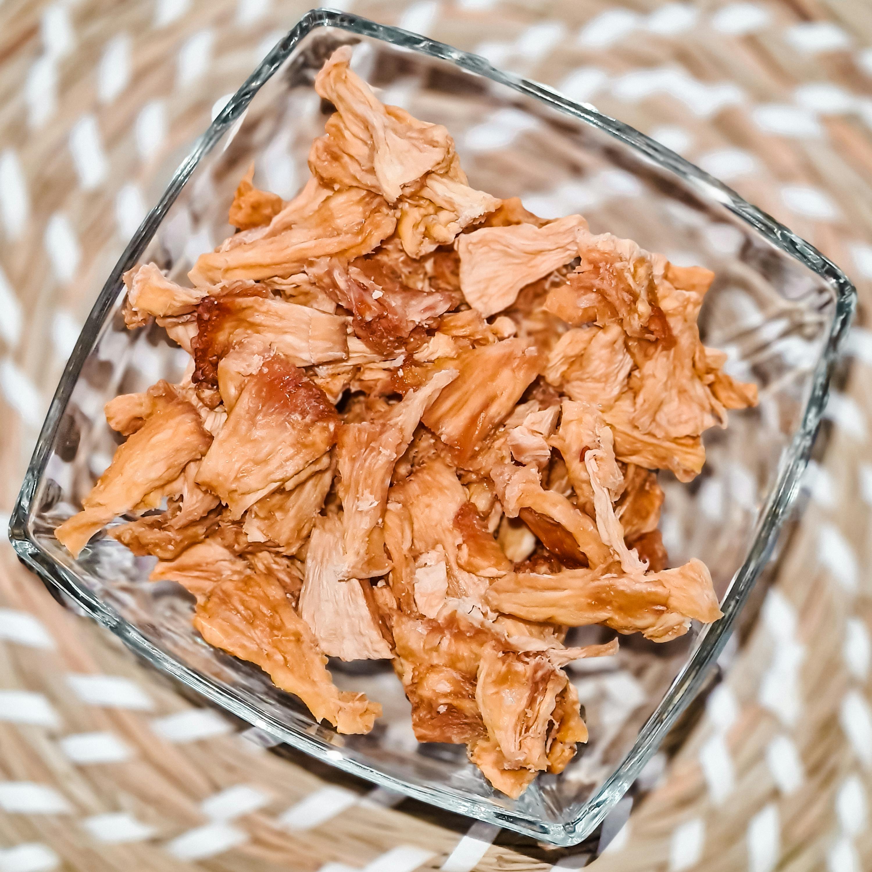 ein quadratischer Glasteller mit getrockneten Fleischstücken