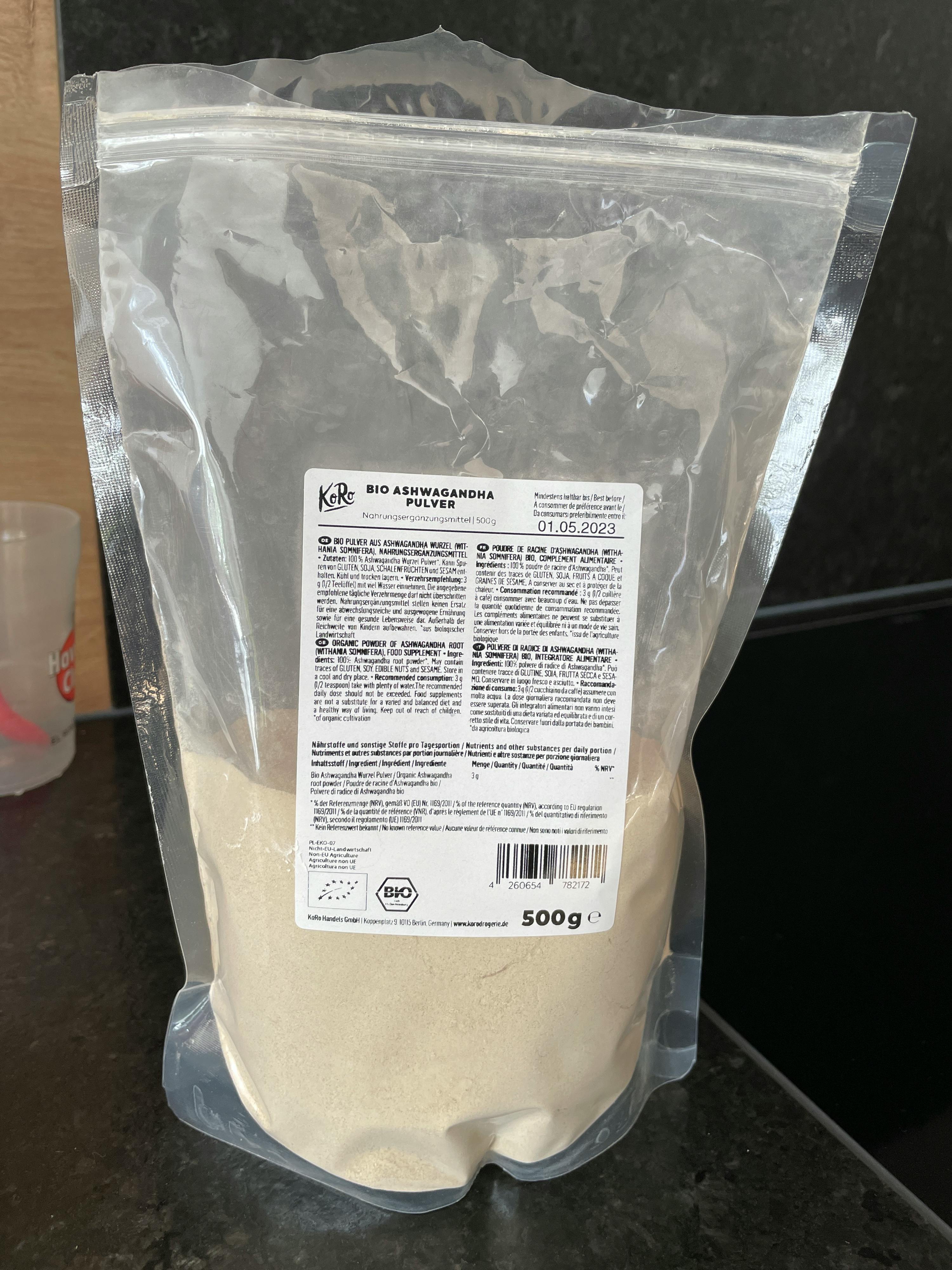 un sacchetto di farina bio ashwagandha è seduto su un tavolo