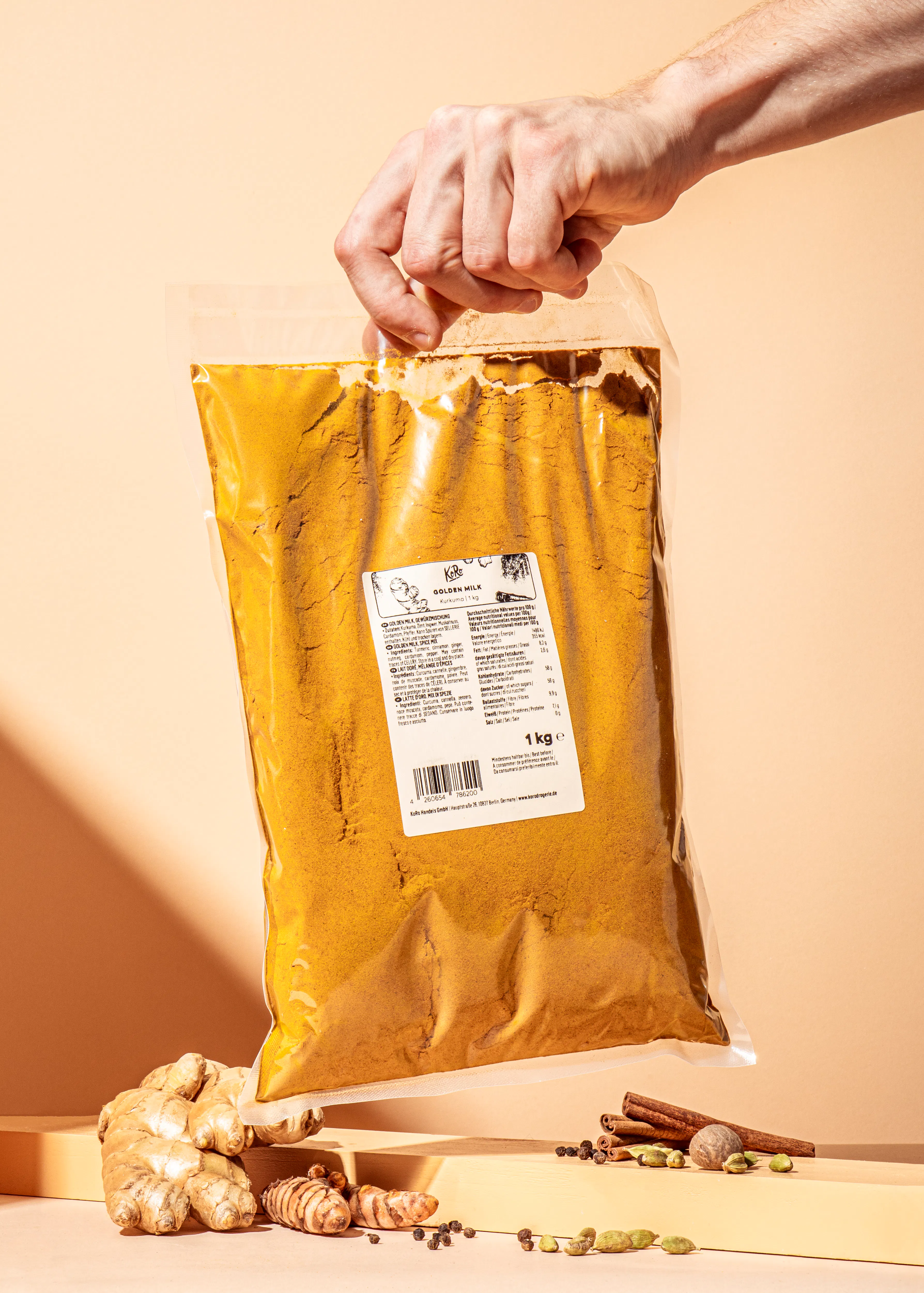 une personne tient un sac de poudre de curcuma avec une étiquette blanche