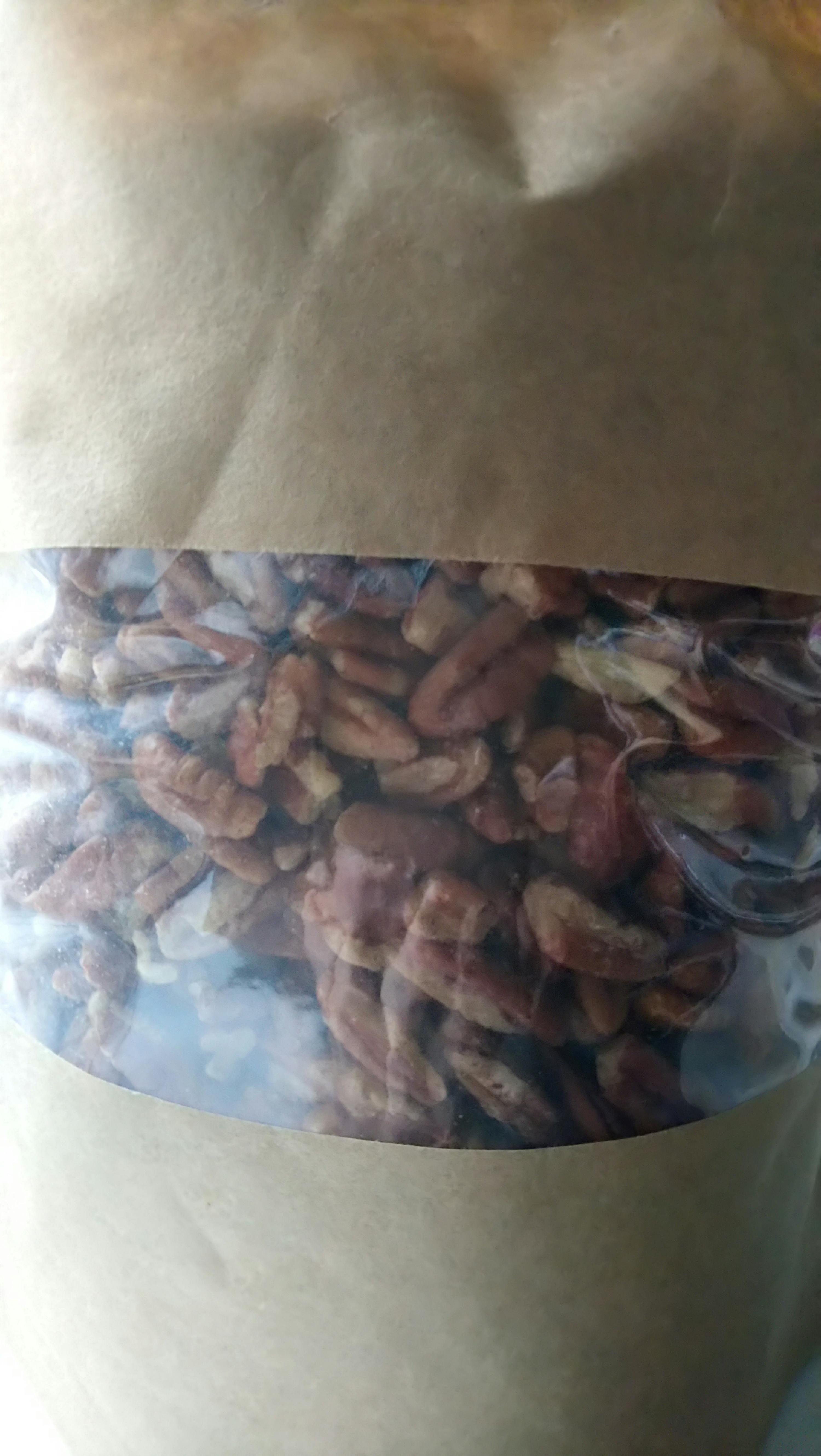 eine Nahaufnahme eines Plastikbeutels mit Pekannüssen darin