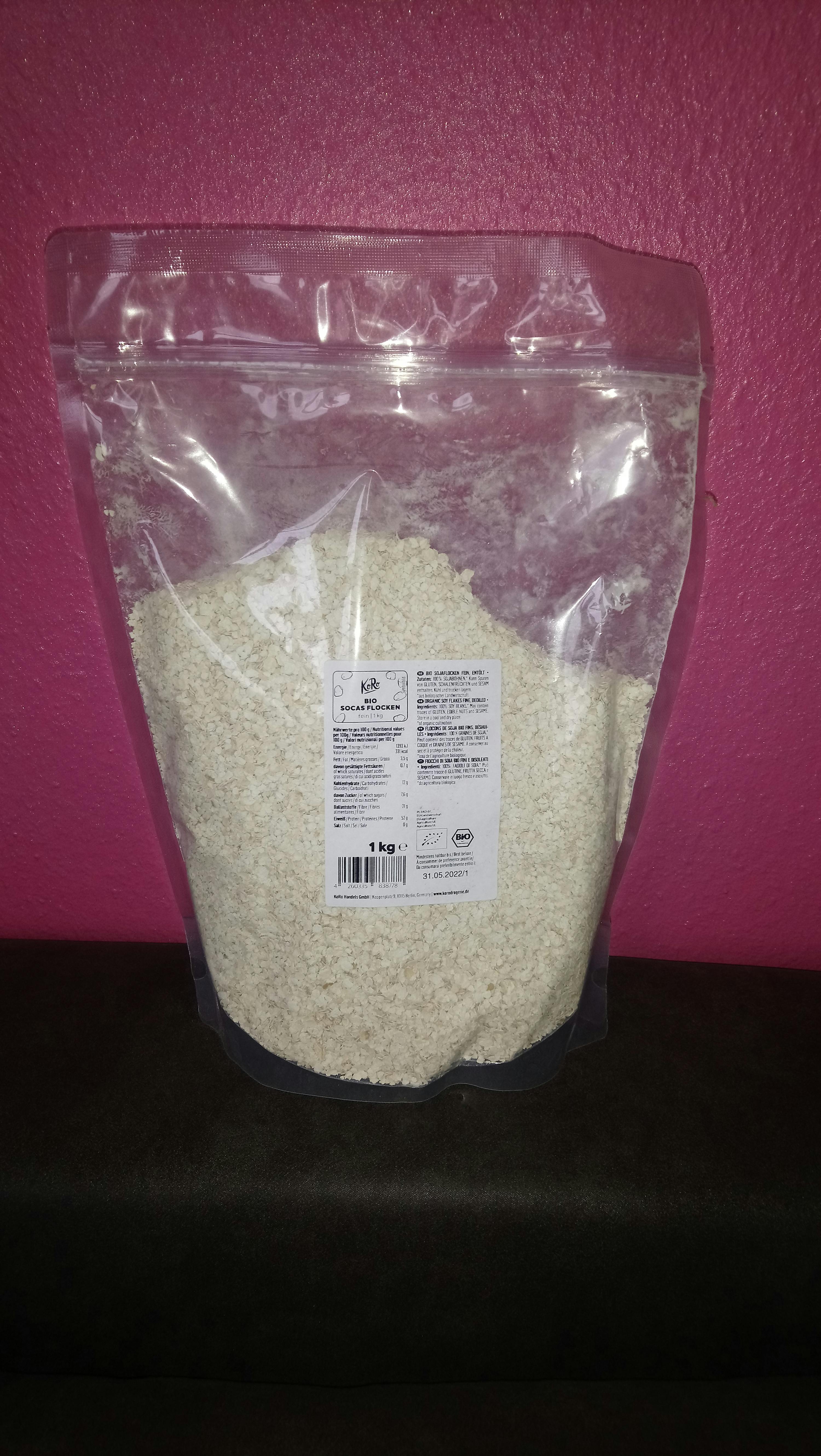 un sac de farine blanche est posé sur une surface rose