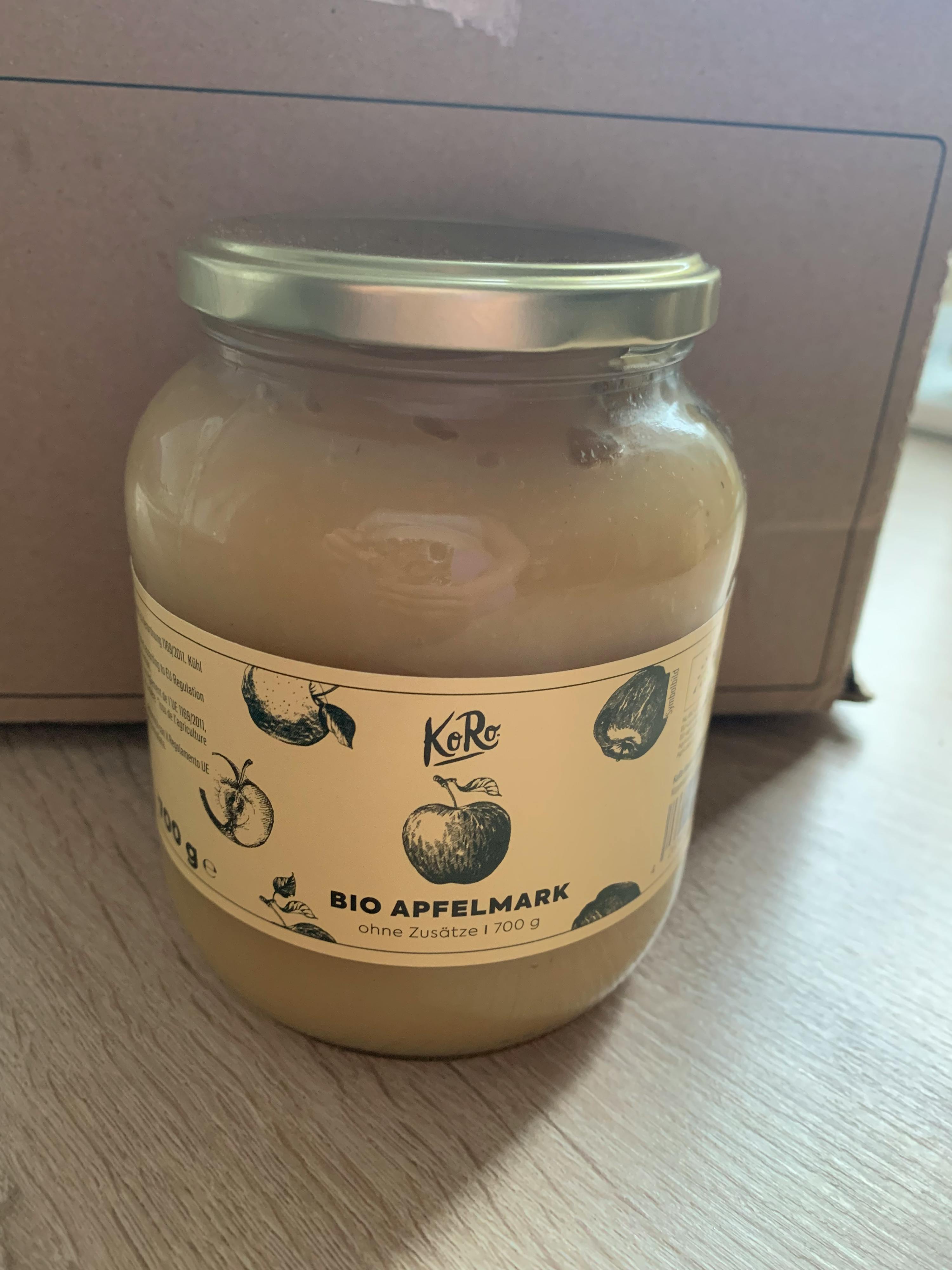 un barattolo di cibo bio è seduto su un tavolo