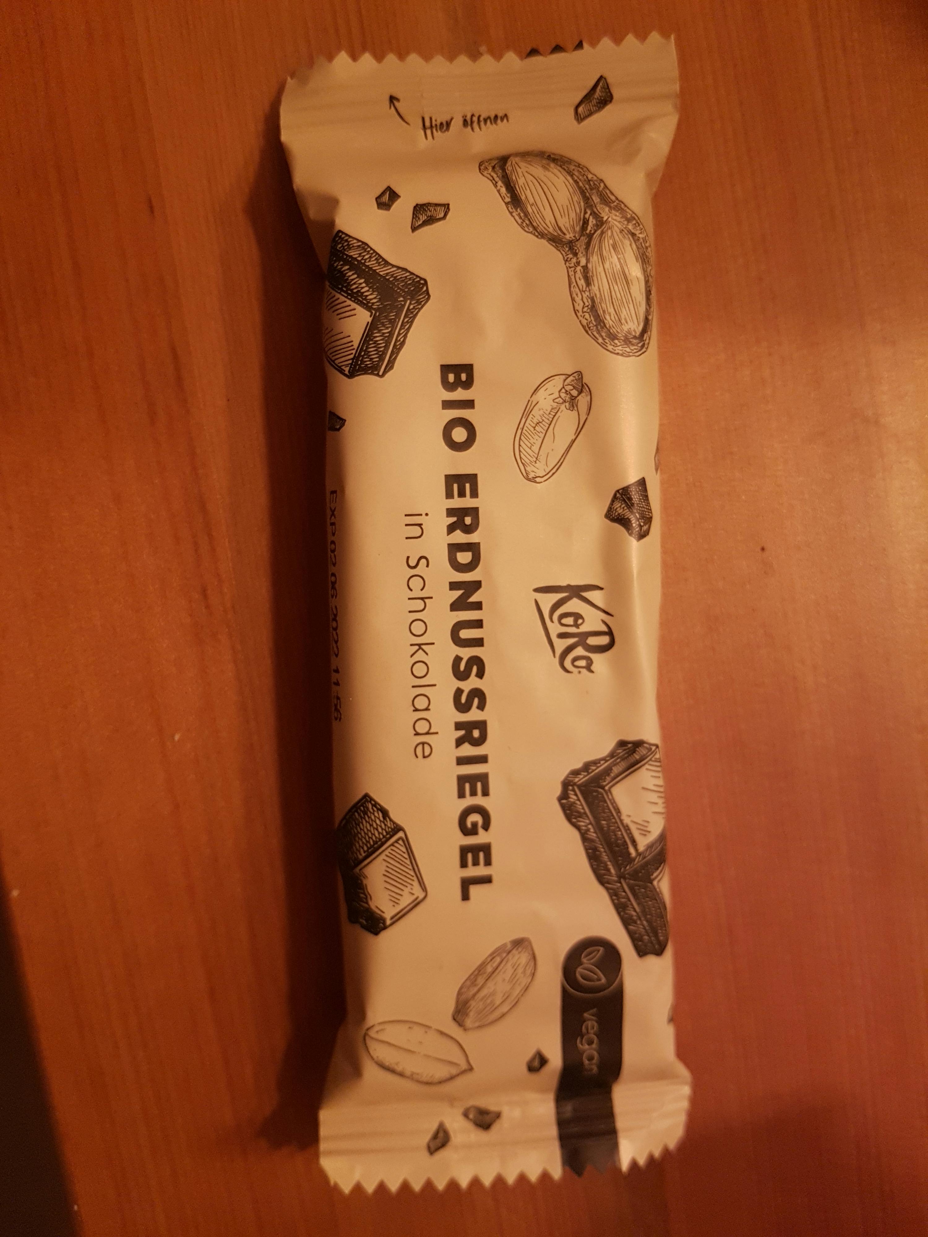 une barre de chocolat bio est posée sur une table en bois