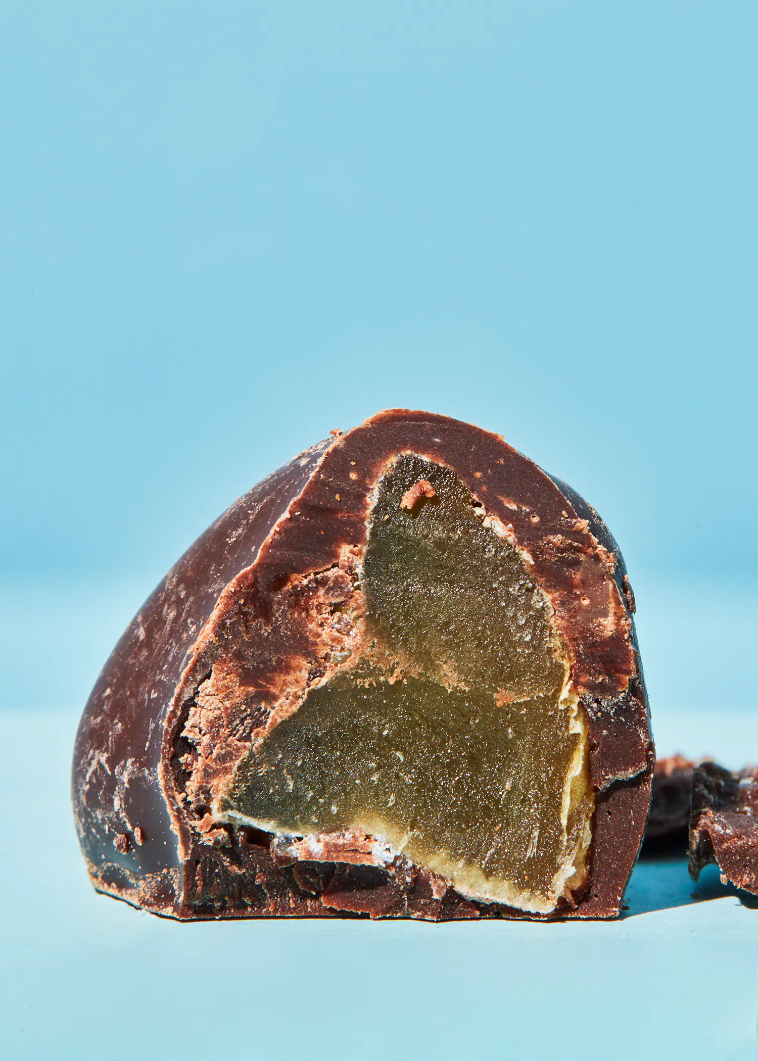 un gros plan d' un morceau de chocolat noir avec un coeur à l' intérieur