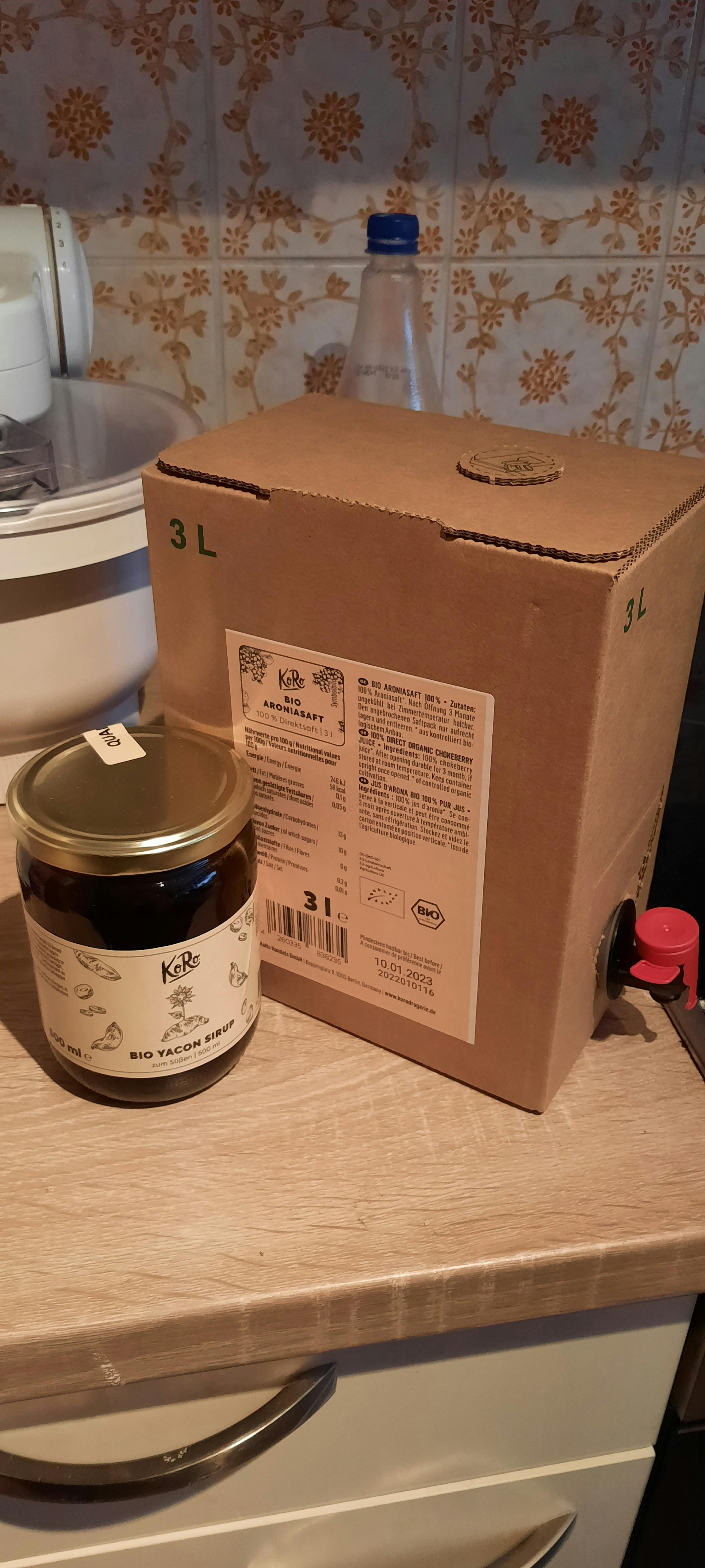 une boîte en carton avec le numéro 3 sur elle