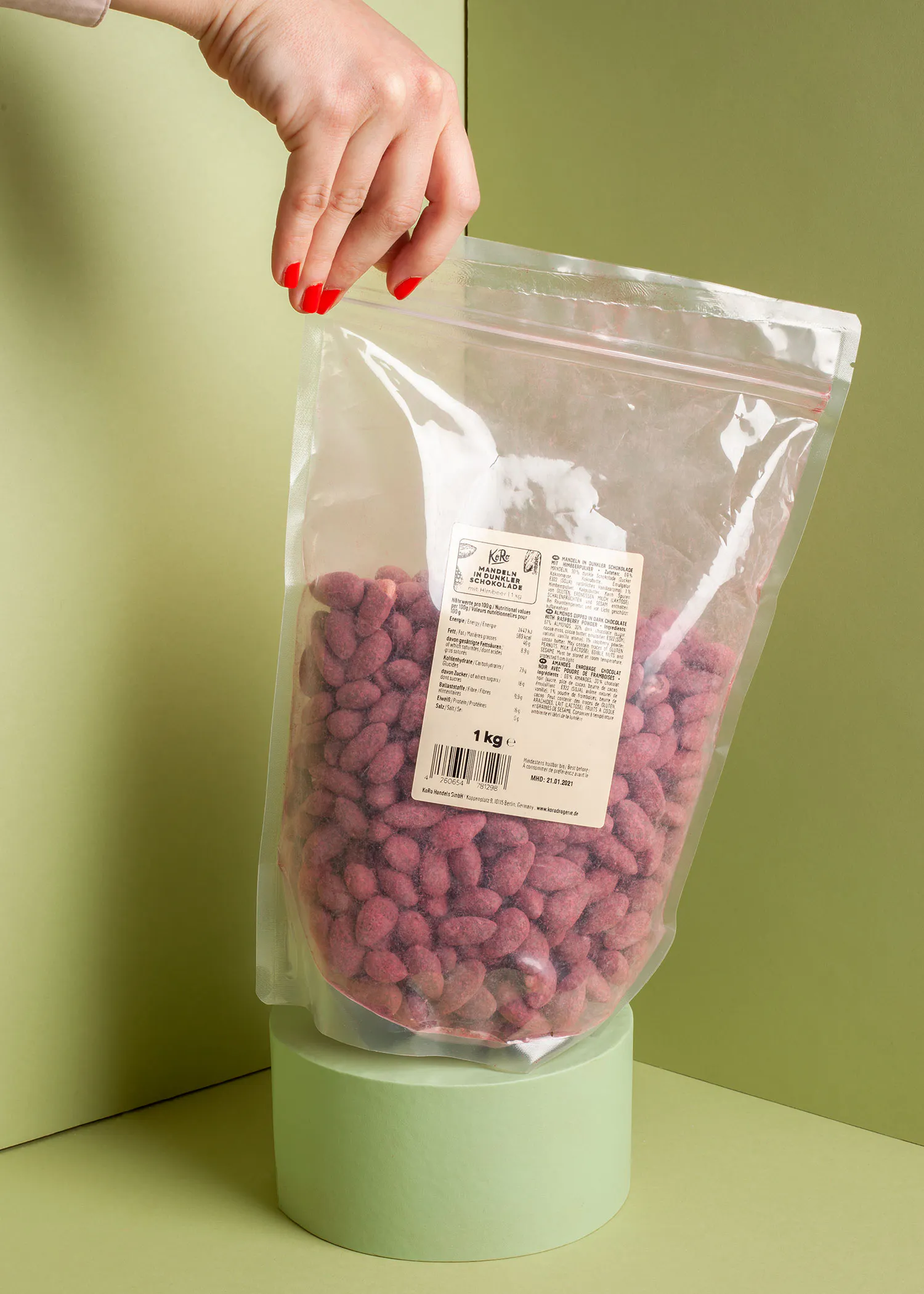 une personne tient un sac de noix avec une étiquette qui dit 1kg