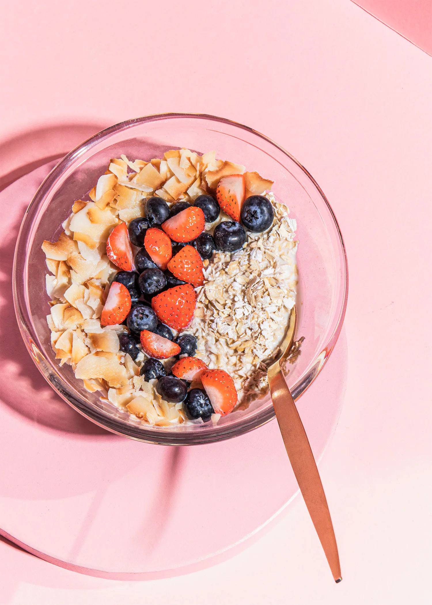un bol de flocons d' avoine avec des fraises et des myrtilles