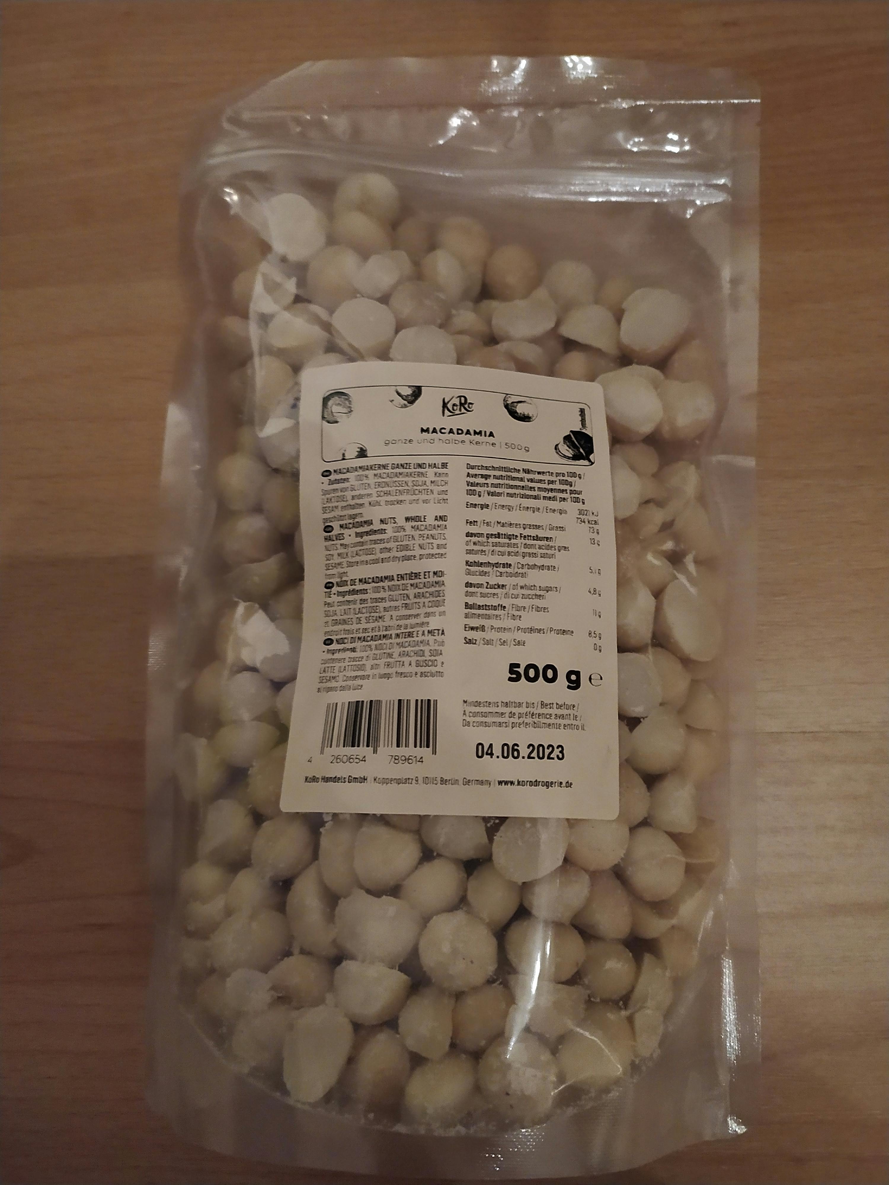 un sacchetto di noci di macadamia è su un tavolo di legno